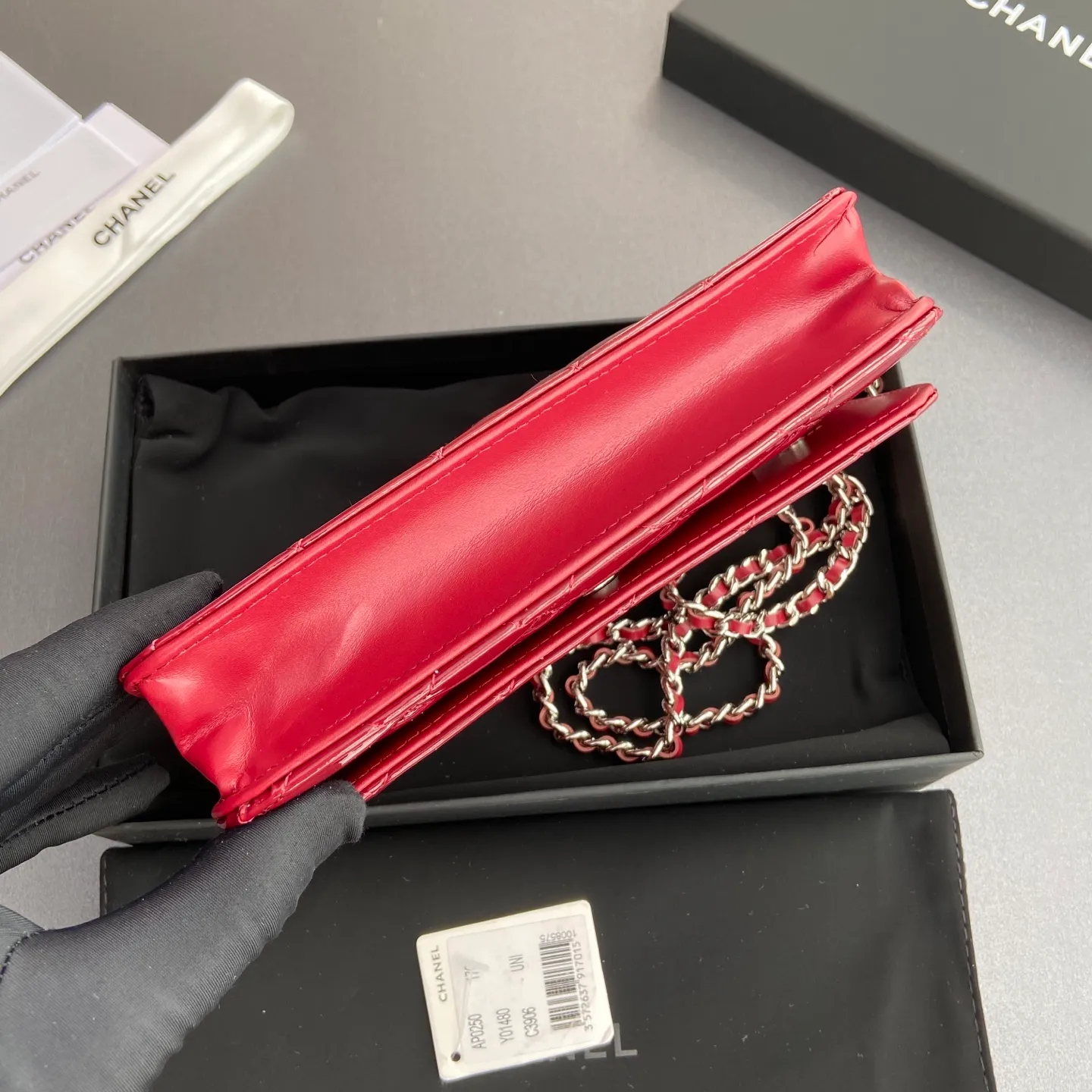 Xiaoxiang imported Italian calfskin Item No.: A0250 Price: 640 Size: w20×h13×d3.5cm Color: Burgundy smooth leather with silver steel mark