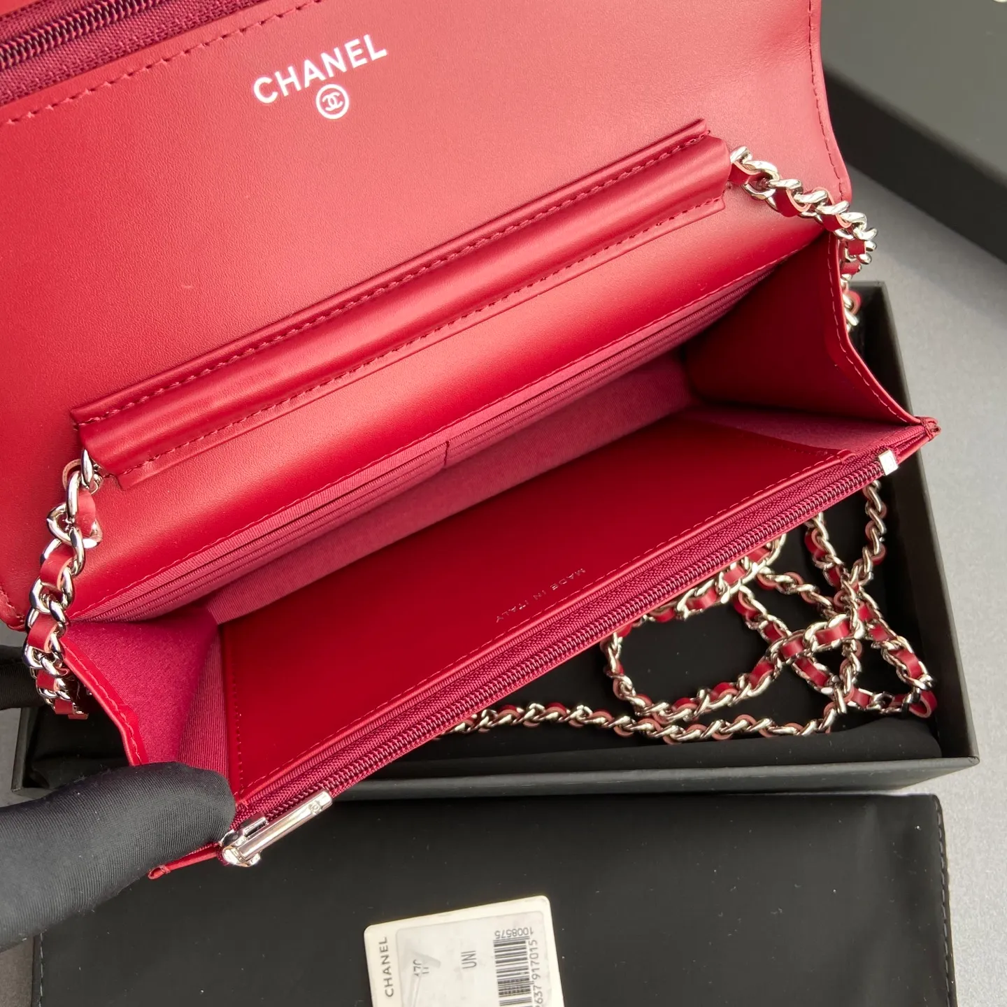 Xiaoxiang imported Italian calfskin Item No.: A0250 Price: 640 Size: w20×h13×d3.5cm Color: Burgundy smooth leather with silver steel mark