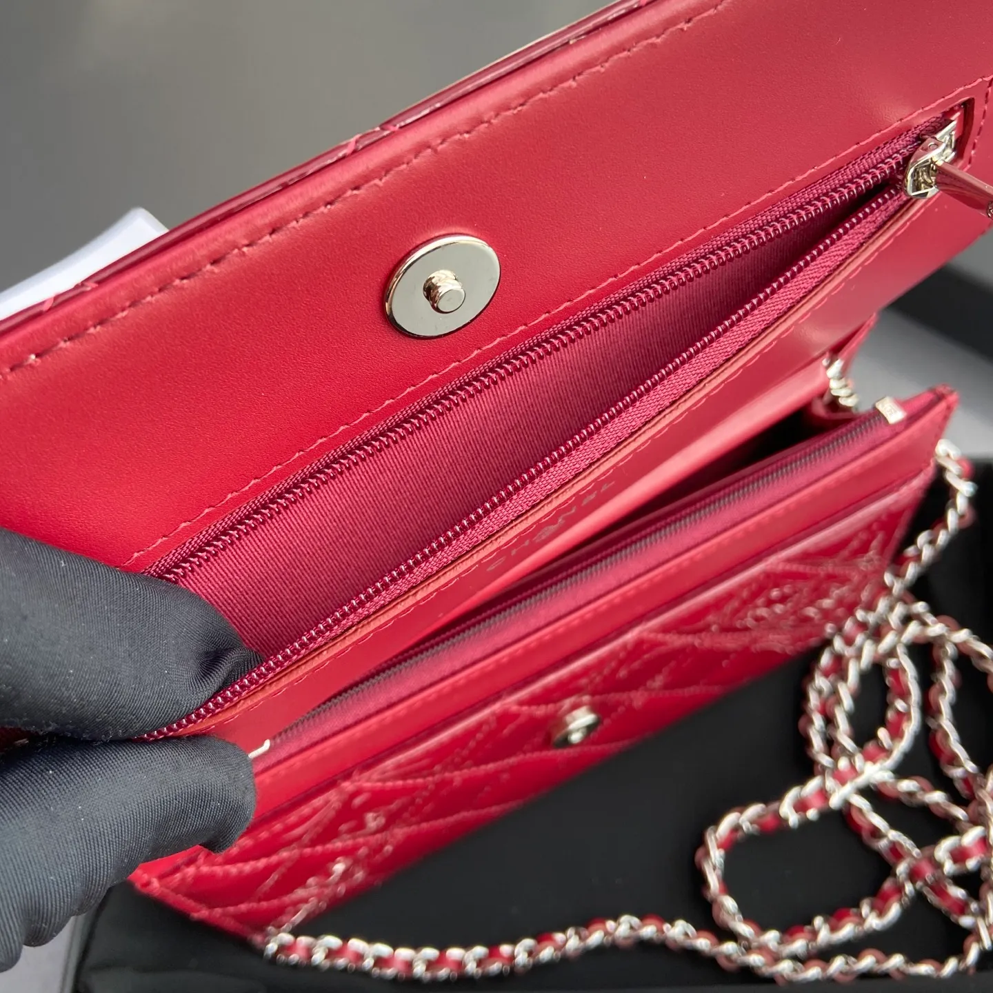 Xiaoxiang imported Italian calfskin Item No.: A0250 Price: 640 Size: w20×h13×d3.5cm Color: Burgundy smooth leather with silver steel mark