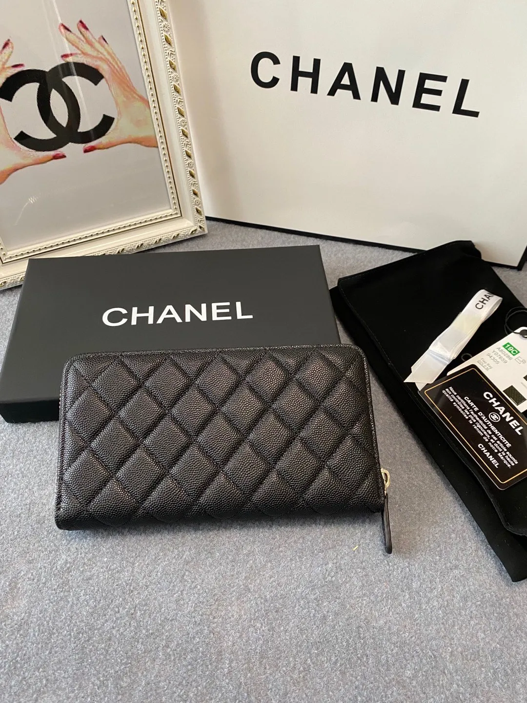 💰Upgraded version of 540💋2020 autumn and winter new style🆕The latest long zipper wallet💞12 colors of lychee fine ball grain cowhide material, the logo is larger than the previous classic model, half wearing leather and half wearing gold chain design, exquisite and special Unique and foreign, the temperament instantly upupup❣The fashionable style and style are also jointly created by Karl and Viard. The first series launched by the new artistic director will be a key recommendation of the brand from this year to next year, conveying the essence of the brand 1899🍃size: 19*10cm