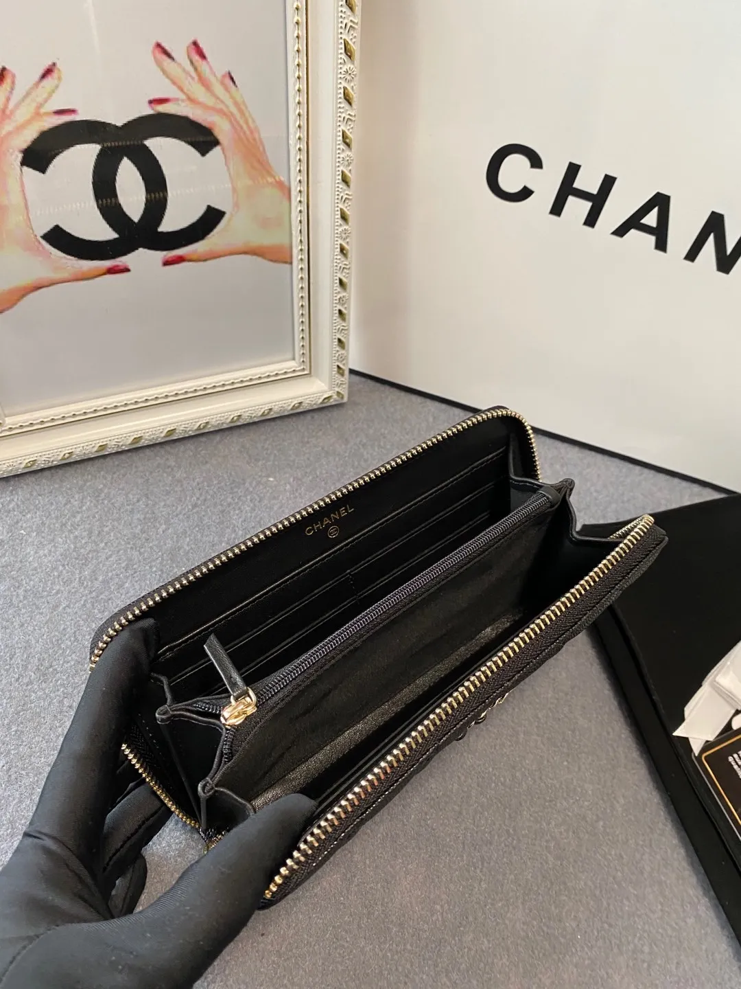 💰Upgraded version of 540💋2020 autumn and winter new style🆕The latest long zipper wallet💞12 colors of lychee fine ball grain cowhide material, the logo is larger than the previous classic model, half wearing leather and half wearing gold chain design, exquisite and special Unique and foreign, the temperament instantly upupup❣The fashionable style and style are also jointly created by Karl and Viard. The first series launched by the new artistic director will be a key recommendation of the brand from this year to next year, conveying the essence of the brand 1899🍃size: 19*10cm