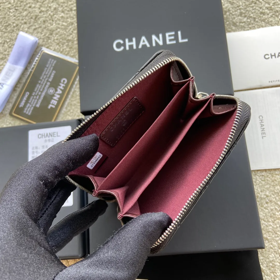 Xiaoxiang imported Italian lambskin Item number: A69271 💰: 240 (no pocket on the back) Size: W11×H7.5×2cm Color: black lambskin silver steel mark Usage: small zipper bag