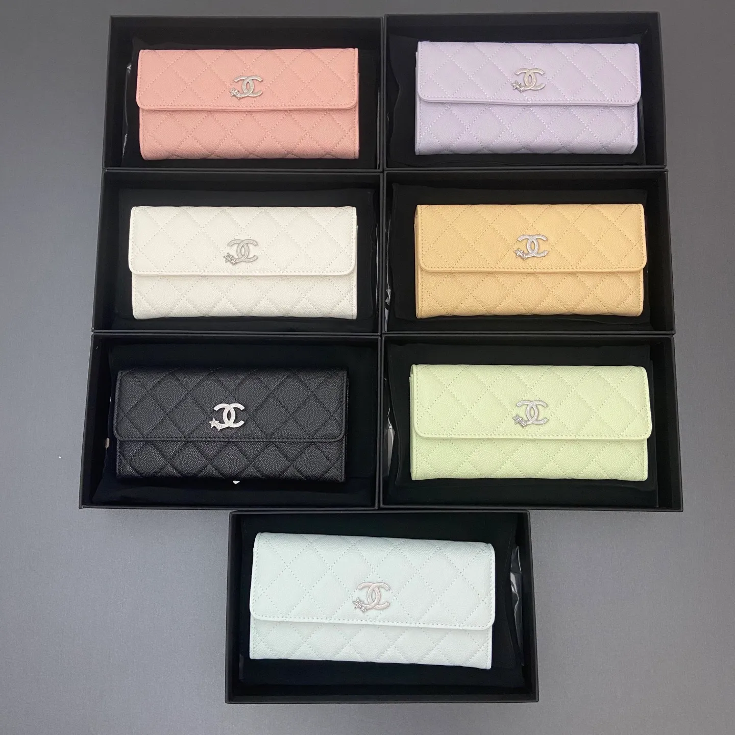 25b new series caviar cowhide with stars ⭐logo shiny blingblibg~ flip long clip wallet series fine ball pattern silver star hardware 12 card slots, two banknote compartments two compartments, 1 zipper bag Price: 260 No.: 3724 Size: w19×h10×d3cm