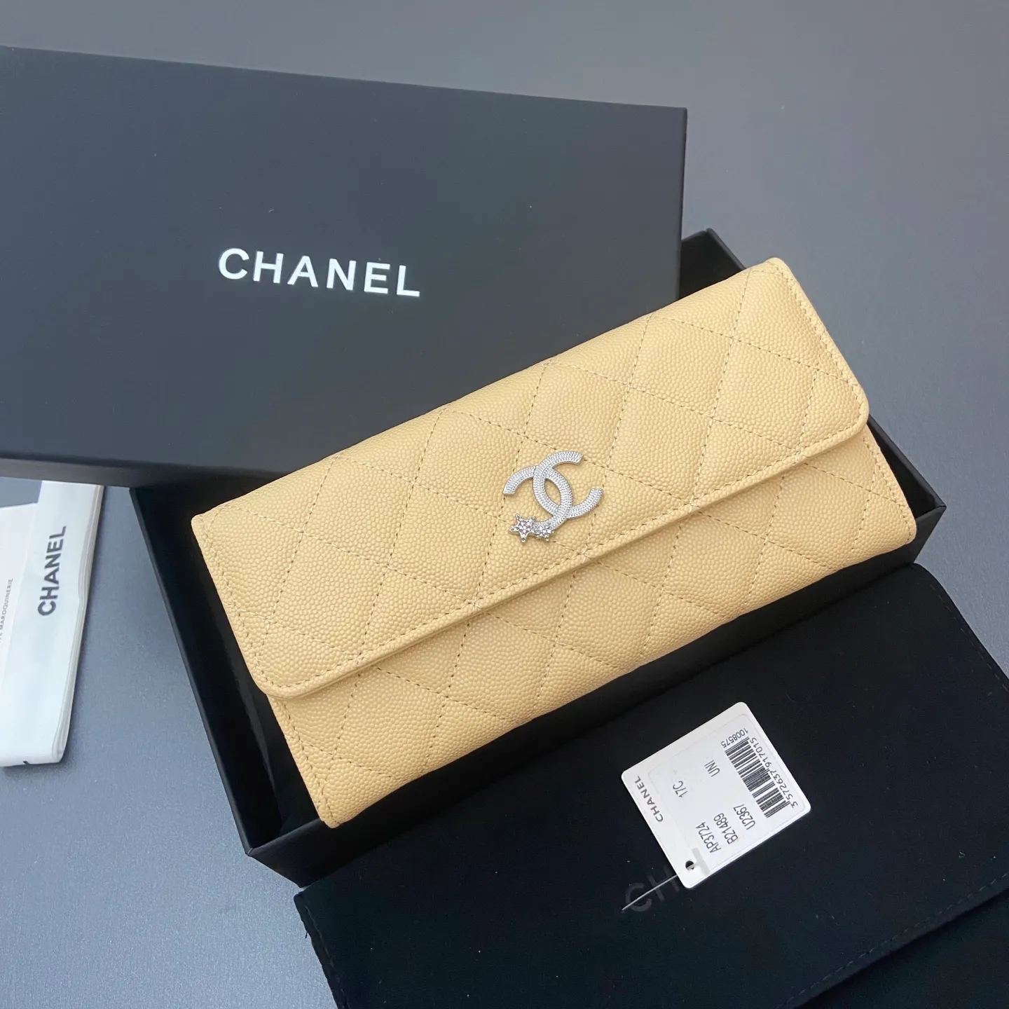 25b new series caviar cowhide with stars ⭐logo shiny blingblibg~ flip long clip wallet series fine ball pattern silver star hardware 12 card slots, two banknote compartments two compartments, 1 zipper bag Price: 260 No.: 3724 Size: w19×h10×d3cm