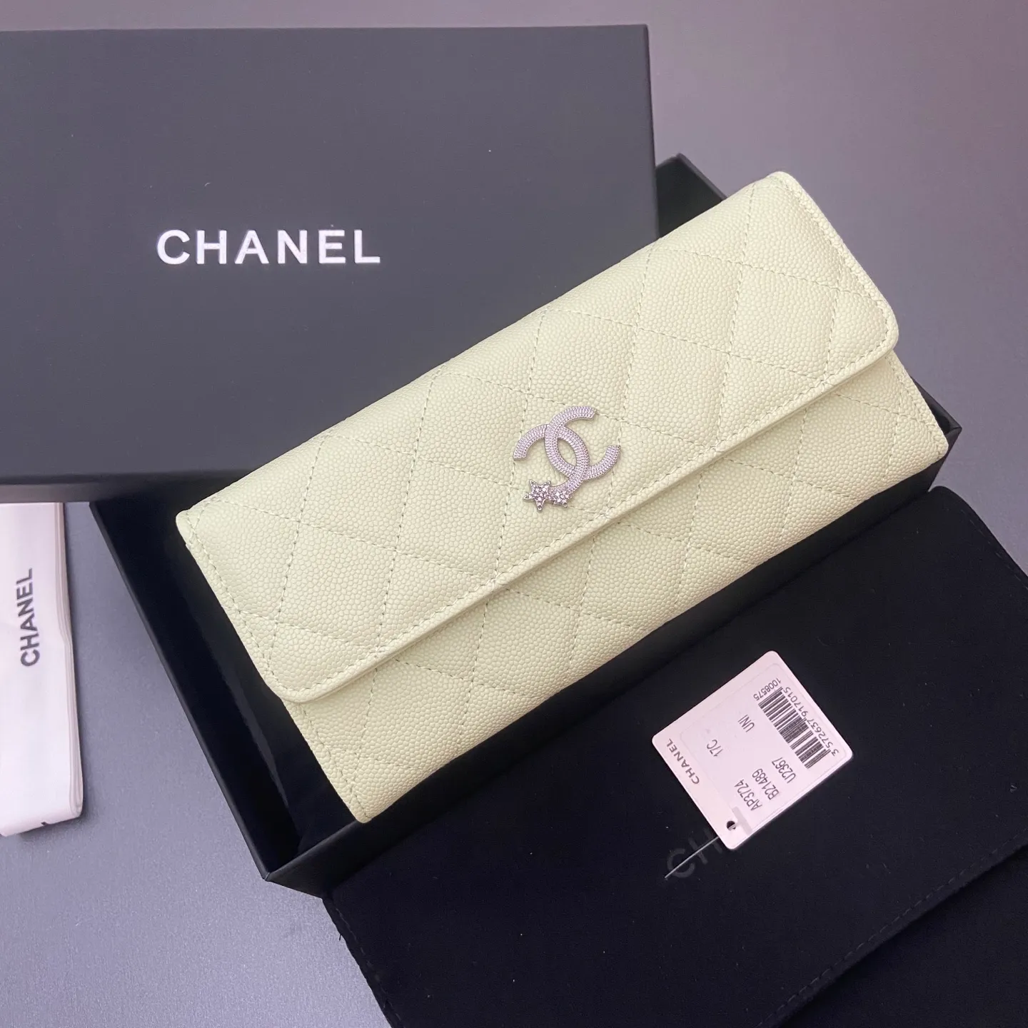 25b new series caviar cowhide with stars ⭐logo shiny blingblibg~ flip long clip wallet series fine ball pattern silver star hardware 12 card slots, two banknote compartments two compartments, 1 zipper bag Price: 260 No.: 3724 Size: w19×h10×d3cm