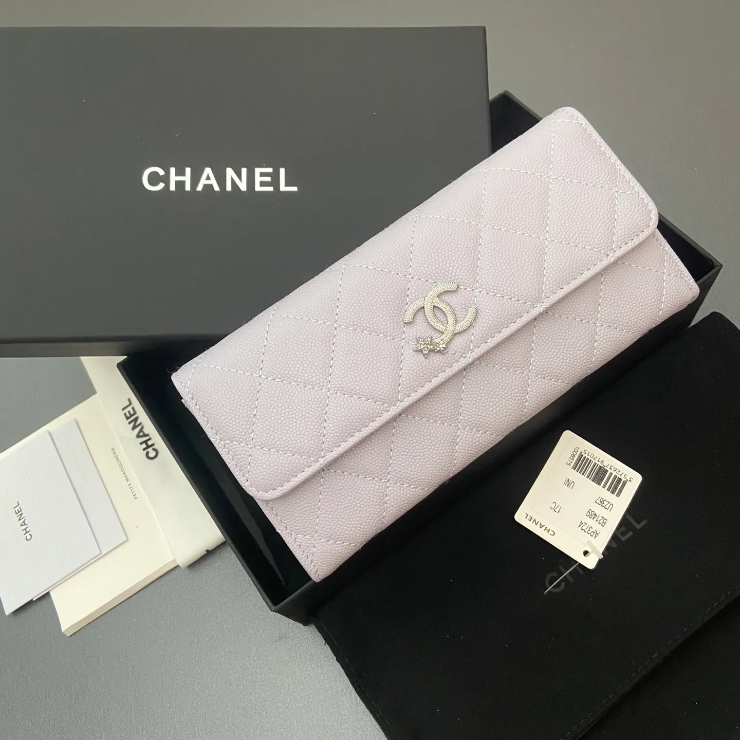 25b new series caviar cowhide with stars ⭐logo shiny blingblibg~ flip long clip wallet series fine ball pattern silver star hardware 12 card slots, two banknote compartments two compartments, 1 zipper bag Price: 260 No.: 3724 Size: w19×h10×d3cm