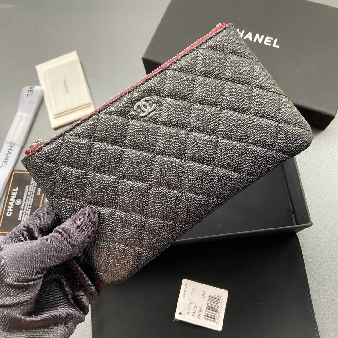 Xiaoxiang imported Italian grained calfskin Item No.: A1071 Price: 400 Size: w20×h12×d1.5 Color: Black fine ball grain leather with silver steel mark
