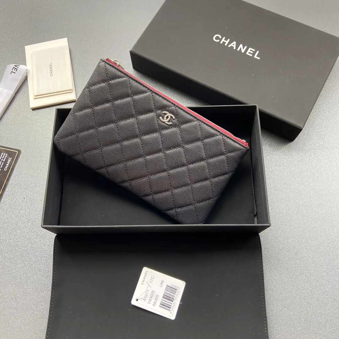 Xiaoxiang imported Italian grained calfskin Item No.: A1071 Price: 400 Size: w20×h12×d1.5 Color: Black fine ball grain leather with silver steel mark
