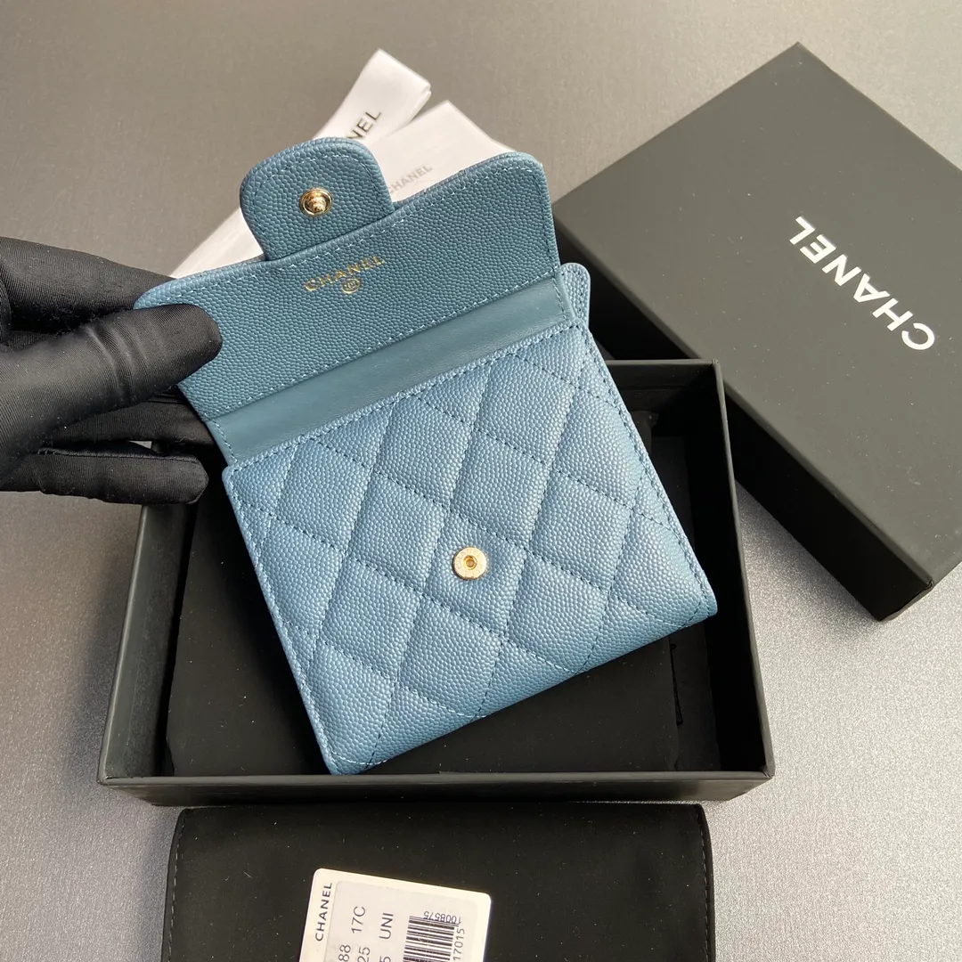 [Imported leather from Italy] ¥440 Special haze blue fine ball grain embossed leather Gold tone metal hardware 6 card slots 1 banknote compartment 1 coin zipper bag No.: 82288 Size: w10.5×h11.5×d3cm