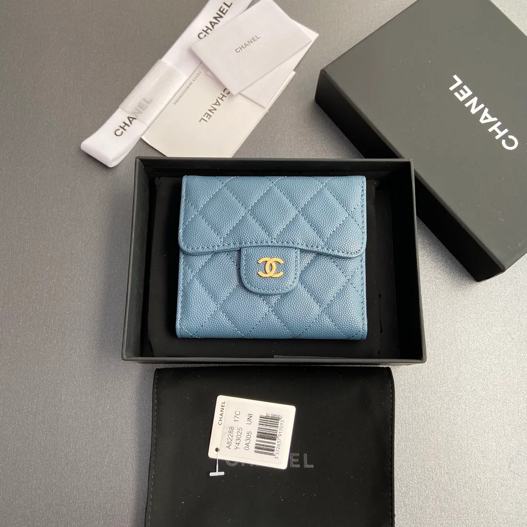 [Imported leather from Italy] ¥440 Special haze blue fine ball grain embossed leather Gold tone metal hardware 6 card slots 1 banknote compartment 1 coin zipper bag No.: 82288 Size: w10.5×h11.5×d3cm