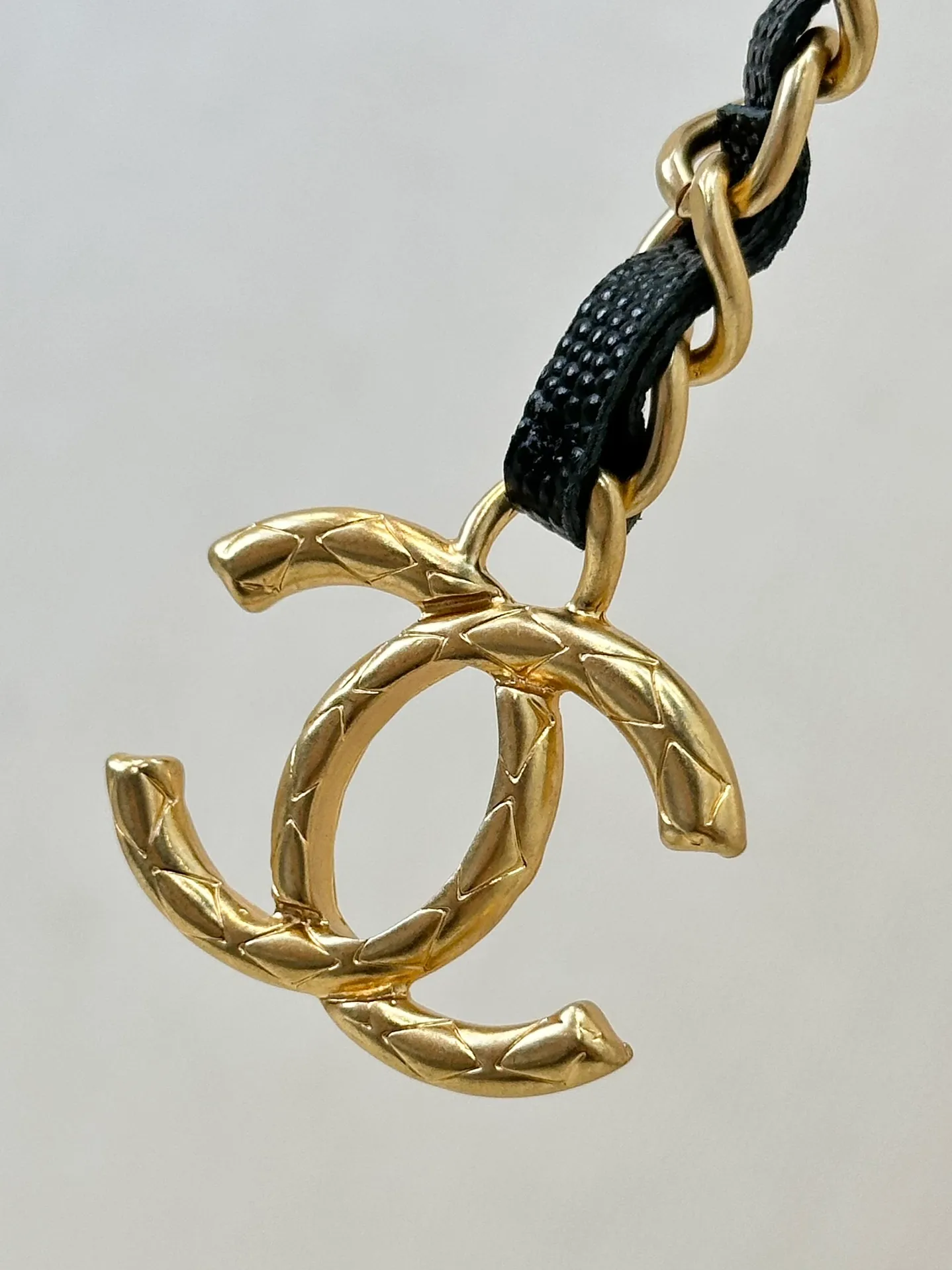 96020 Good hardware engraving is clearly visible. ZP’s engraving is thick and three-dimensional, while the metal nail hexagons are smoother.