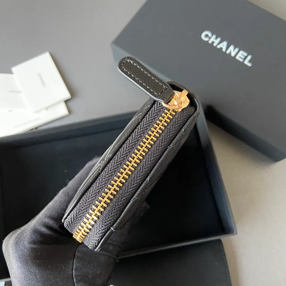 Xiaoxiang imported Italian sheepskin Item number: AP484 Price: 520 (with pocket metal pull tag) Size: w19.5×h10.5×d2cm Color: black sheepskin gold steel mark