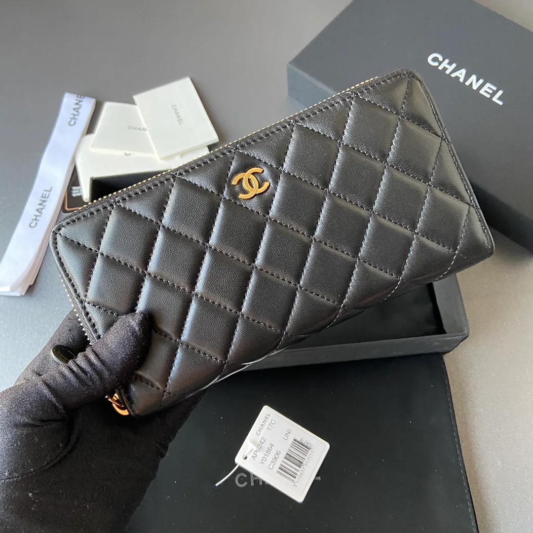Xiaoxiang imported Italian sheepskin Item number: AP484 Price: 520 (with pocket metal pull tag) Size: w19.5×h10.5×d2cm Color: black sheepskin gold steel mark