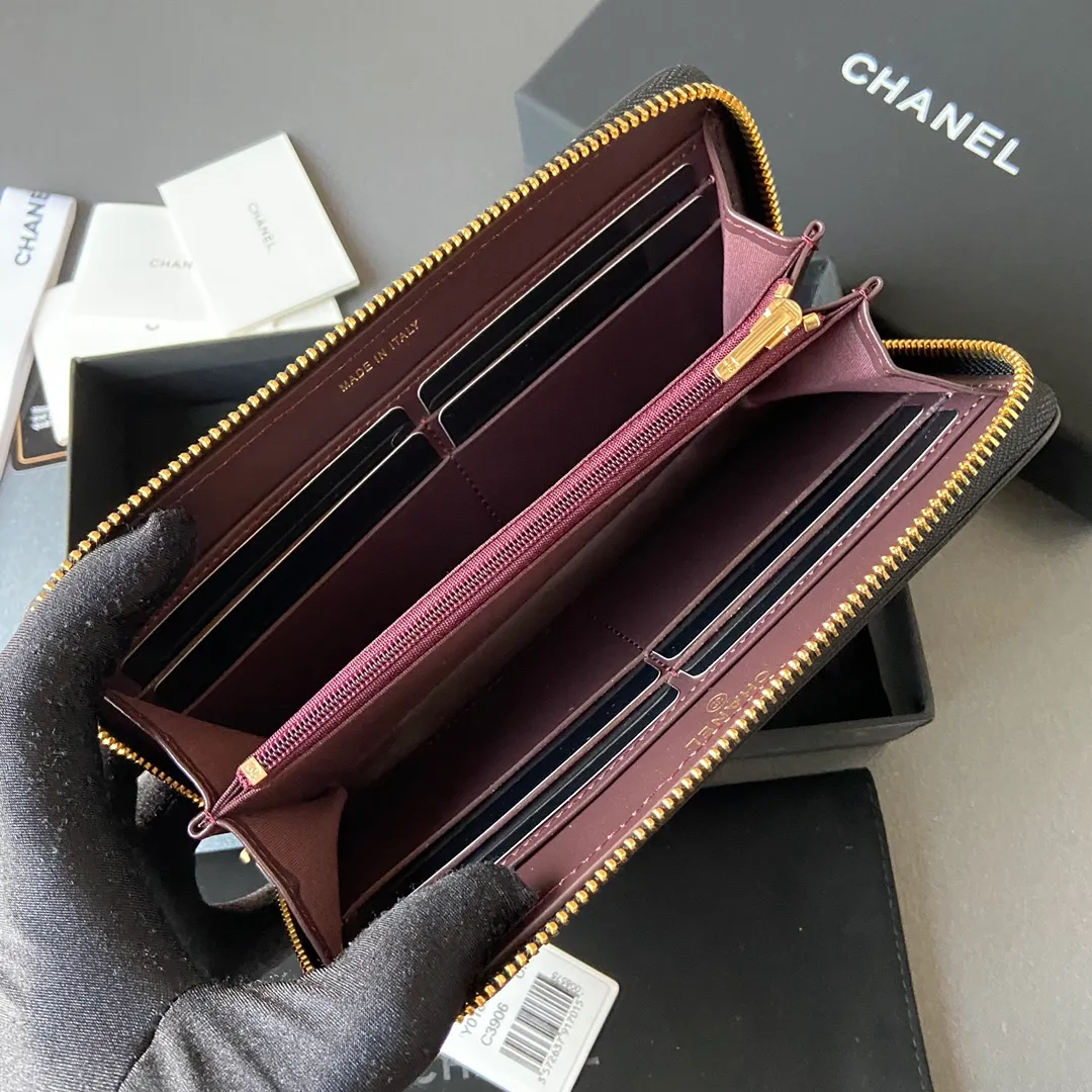 Xiaoxiang imported Italian sheepskin Item number: AP484 Price: 520 (with pocket metal pull tag) Size: w19.5×h10.5×d2cm Color: black sheepskin gold steel mark