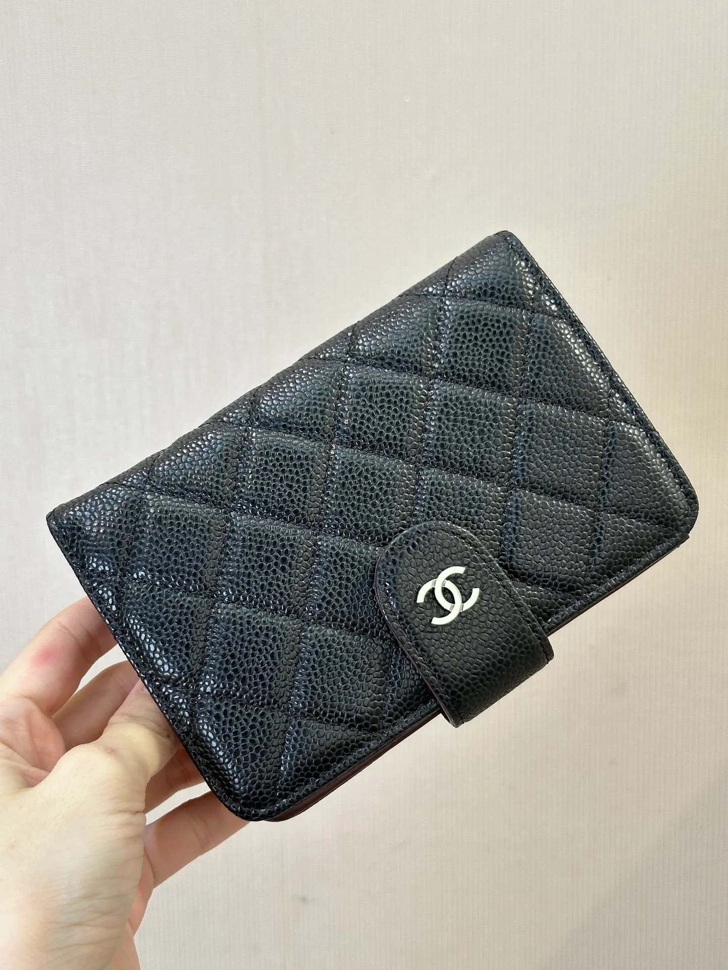 48667 Black Silver Bull! 480💰 The ball-grained calfskin style is scratch-resistant and durable, and you won’t be afraid of collisions or squeezes when you put it in your bag every day.