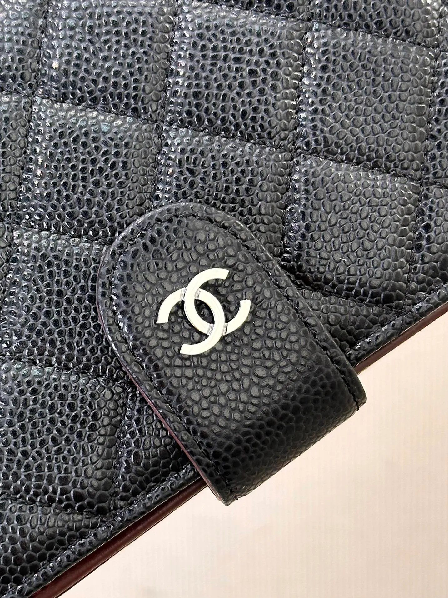 48667 Black Silver Bull! 480💰 The ball-grained calfskin style is scratch-resistant and durable, and you won’t be afraid of collisions or squeezes when you put it in your bag every day.