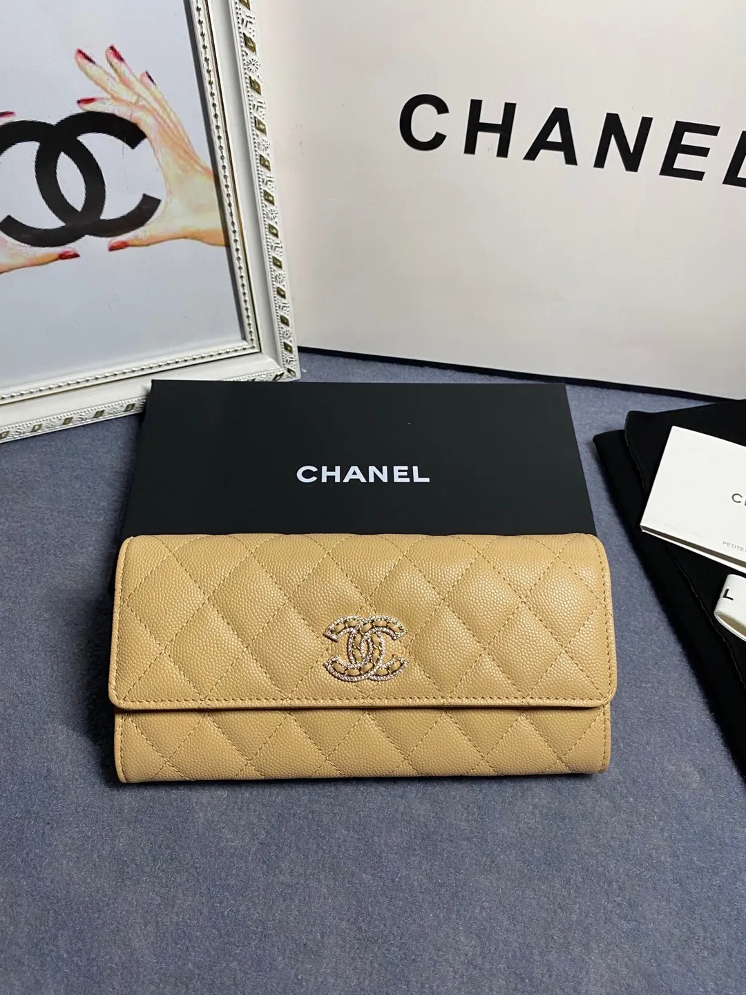 22 new styles. CHANEL. The two-fold wallet with long clip flap has arrived❤️First-layer cowhide with new luogo, the same design surrounded by diamonds on the side of the leather❤️The details are so beautiful❤️Model number Ap5480B size 10*19.5*2.5cm. 💰560