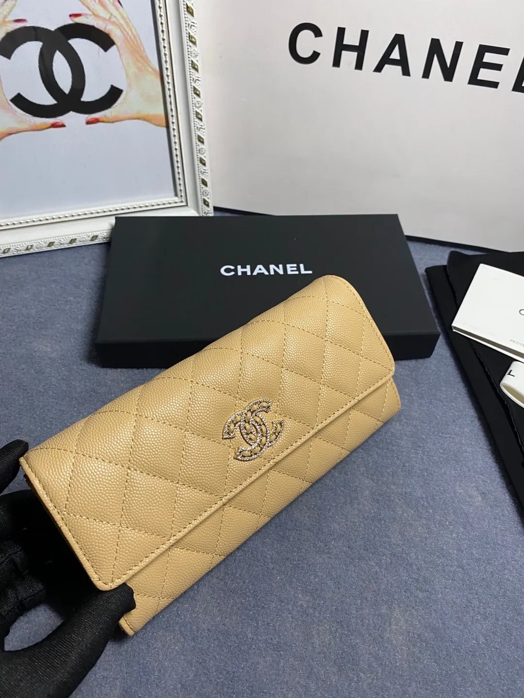 22 new styles. CHANEL. The two-fold wallet with long clip flap has arrived❤️First-layer cowhide with new luogo, the same design surrounded by diamonds on the side of the leather❤️The details are so beautiful❤️Model number Ap5480B size 10*19.5*2.5cm. 💰560