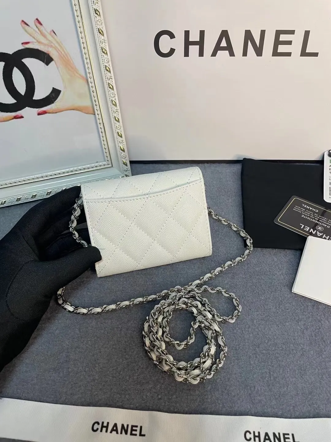 New models in stock! Classic chain dinner bag model 81082 imported caviar/small ball pattern with light hardware 💋 Built-in two sandwich compartments with large capacity, plus a back pocket, it is so convenient! Size: 12*8.5*2.5cm💰520