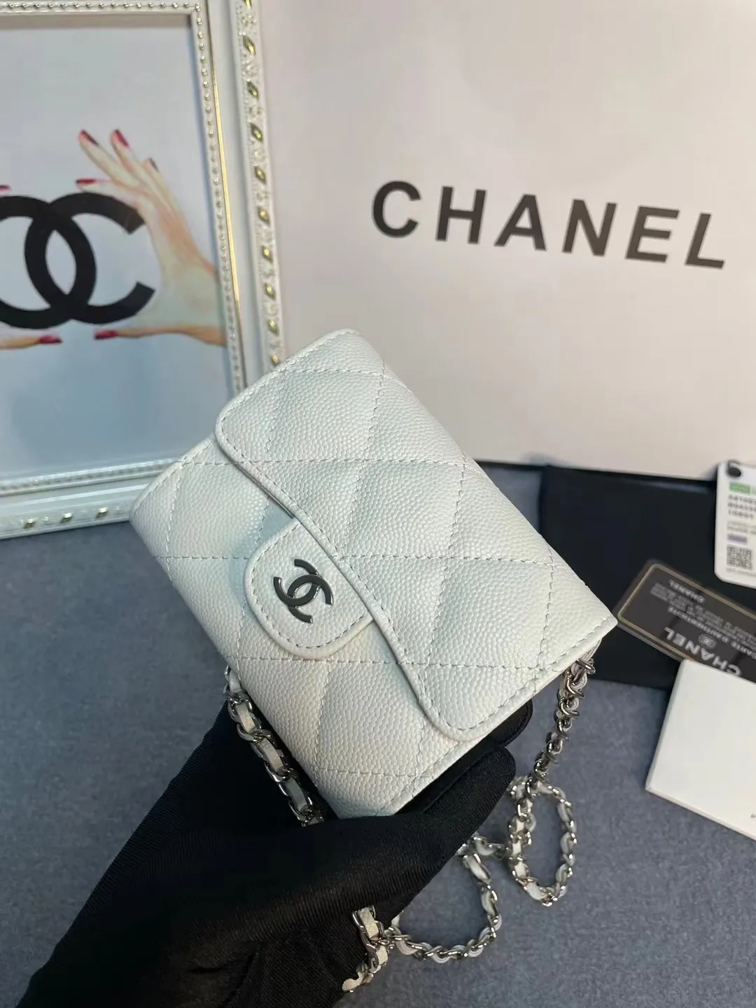 New models in stock! Classic chain dinner bag model 81082 imported caviar/small ball pattern with light hardware 💋 Built-in two sandwich compartments with large capacity, plus a back pocket, it is so convenient! Size: 12*8.5*2.5cm💰520