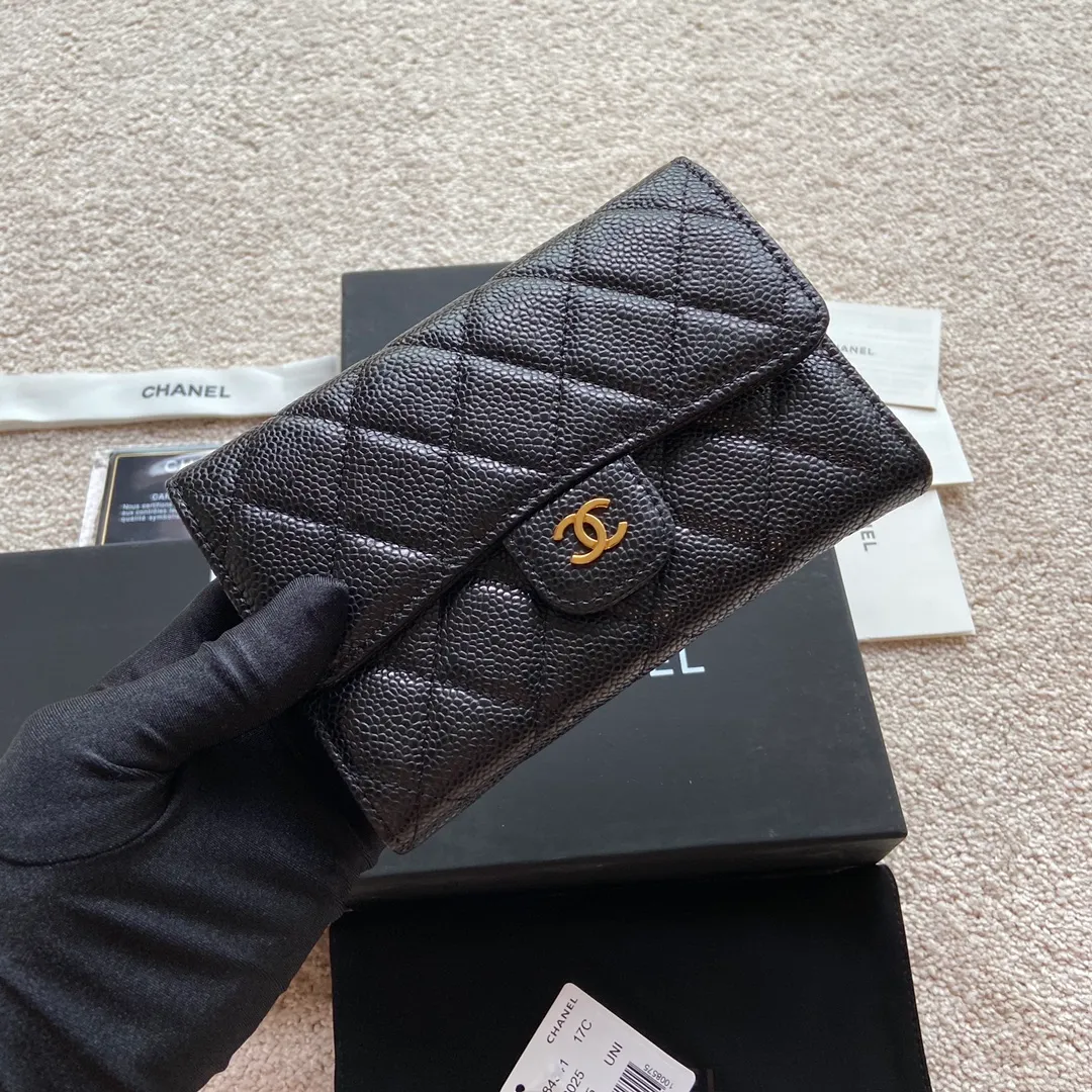 Xiaoxiang imported Italian grained calfskin Item number: A84341 Price: 480 Size: w15×h10×d2.5 Color: black ball pattern with gold mark