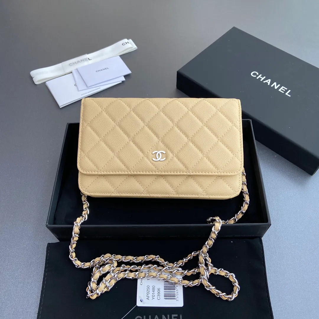 Xiaoxiang imported Italian grained calfskin Item number: A0250 💰: 640 Size: w20×h13×d3.5cm Color: apricot fine ball pattern silver steel mark