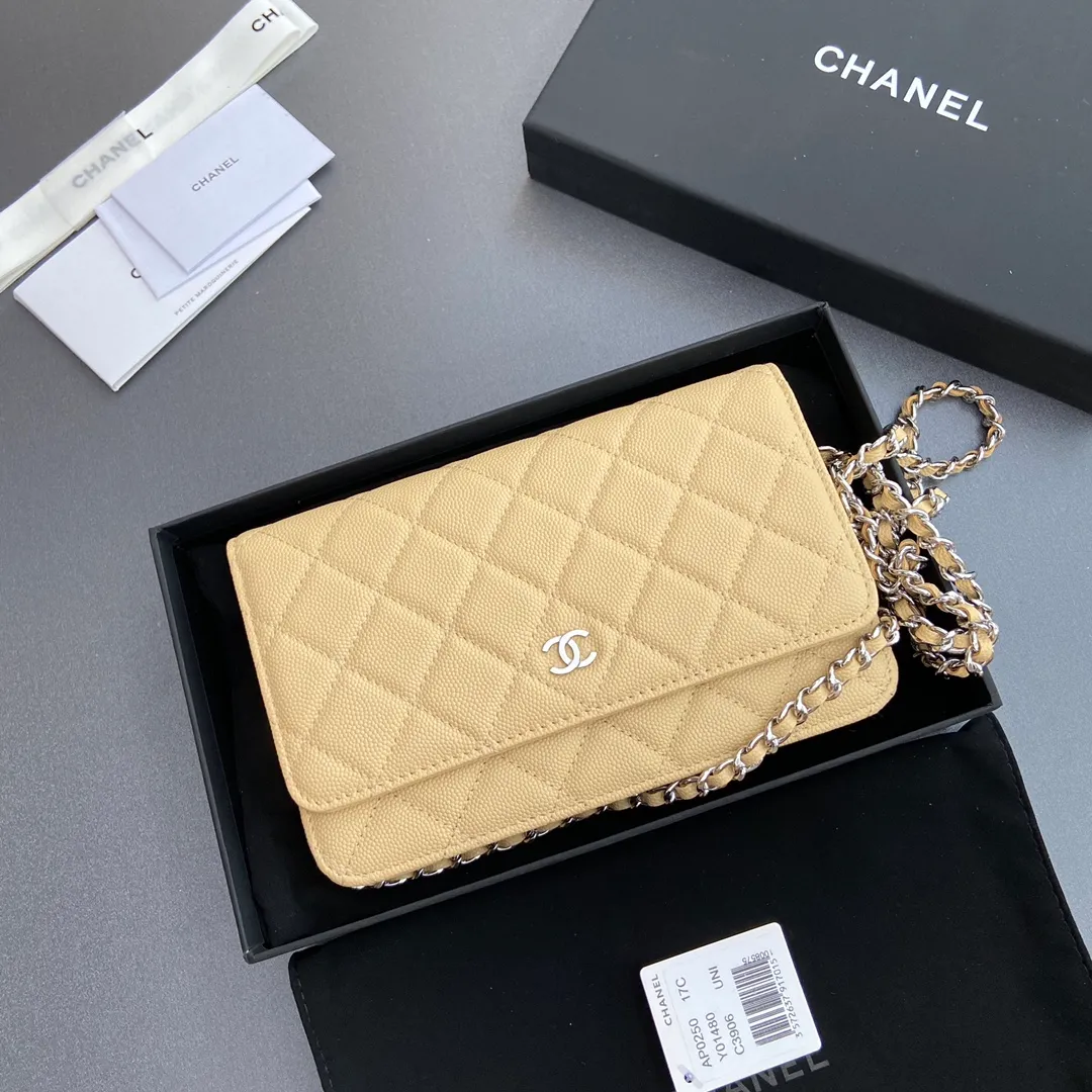 Xiaoxiang imported Italian grained calfskin Item number: A0250 💰: 640 Size: w20×h13×d3.5cm Color: apricot fine ball pattern silver steel mark