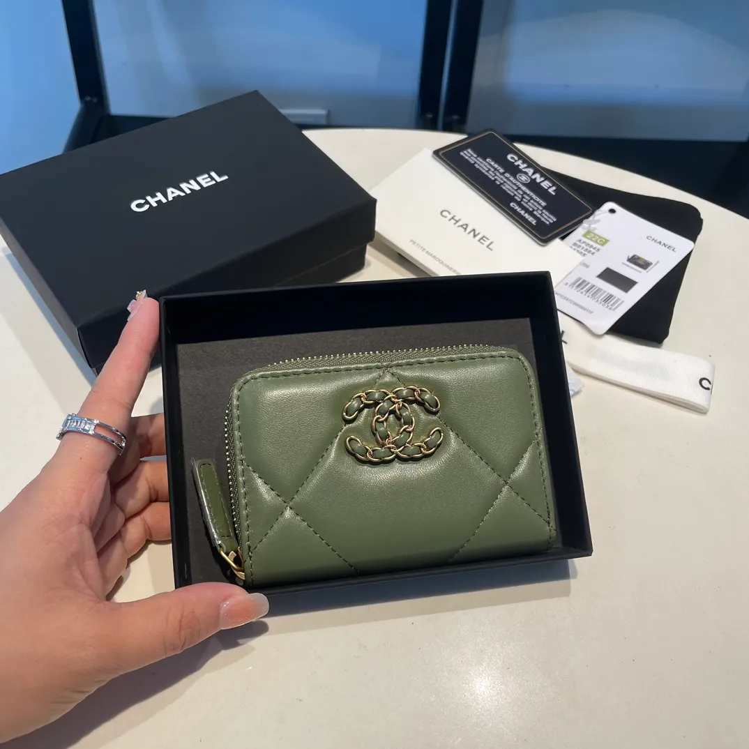 💰300😊 Upgraded version💋🆕 Ohanel new color🆕The latest zipper card holder, the texture of goatskin is invincible 😼The 19 series mainly promoted this season is the big rhombus, with a strong retro style👝Is there anyone who wants to buy each color🧸 The logo is eye-catching and unique, the goatskin has a light luster, and the temperament instantly ups and downs❣The fashionable style and style are also jointly created by Karl and Viard. The first series launched by the new artistic director will be a key recommendation of the brand from this year to next year, conveying the essence of the brand, with a full set of packaging 0945🍃size: 11.5*8cm