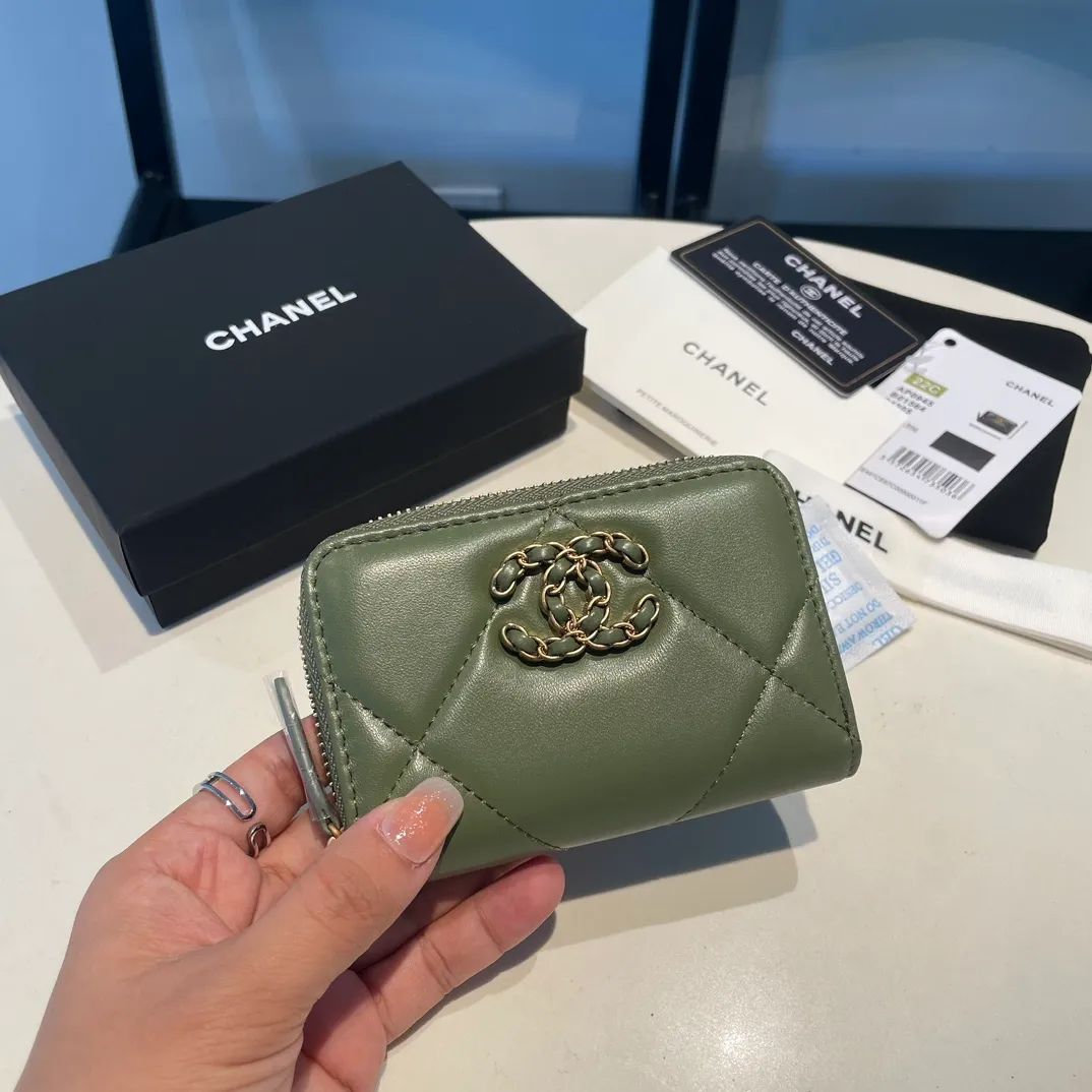 💰300😊 Upgraded version💋🆕 Ohanel new color🆕The latest zipper card holder, the texture of goatskin is invincible 😼The 19 series mainly promoted this season is the big rhombus, with a strong retro style👝Is there anyone who wants to buy each color🧸 The logo is eye-catching and unique, the goatskin has a light luster, and the temperament instantly ups and downs❣The fashionable style and style are also jointly created by Karl and Viard. The first series launched by the new artistic director will be a key recommendation of the brand from this year to next year, conveying the essence of the brand, with a full set of packaging 0945🍃size: 11.5*8cm