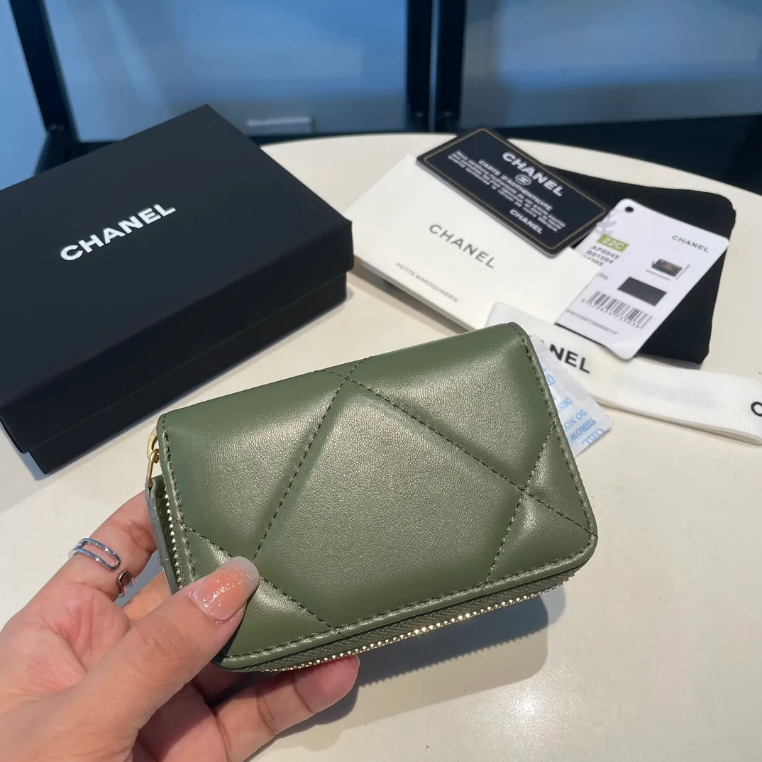 💰300😊 Upgraded version💋🆕 Ohanel new color🆕The latest zipper card holder, the texture of goatskin is invincible 😼The 19 series mainly promoted this season is the big rhombus, with a strong retro style👝Is there anyone who wants to buy each color🧸 The logo is eye-catching and unique, the goatskin has a light luster, and the temperament instantly ups and downs❣The fashionable style and style are also jointly created by Karl and Viard. The first series launched by the new artistic director will be a key recommendation of the brand from this year to next year, conveying the essence of the brand, with a full set of packaging 0945🍃size: 11.5*8cm