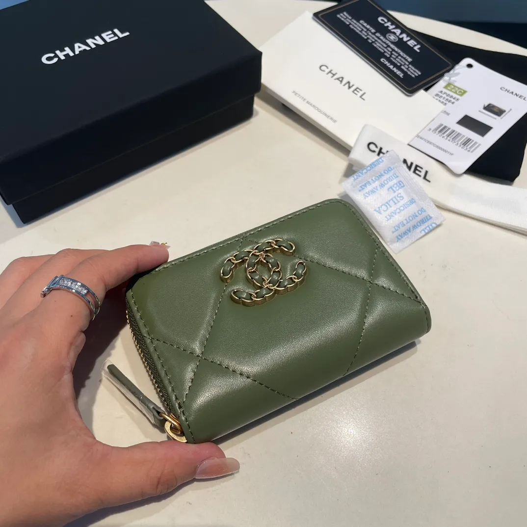 💰300😊 Upgraded version💋🆕 Ohanel new color🆕The latest zipper card holder, the texture of goatskin is invincible 😼The 19 series mainly promoted this season is the big rhombus, with a strong retro style👝Is there anyone who wants to buy each color🧸 The logo is eye-catching and unique, the goatskin has a light luster, and the temperament instantly ups and downs❣The fashionable style and style are also jointly created by Karl and Viard. The first series launched by the new artistic director will be a key recommendation of the brand from this year to next year, conveying the essence of the brand, with a full set of packaging 0945🍃size: 11.5*8cm