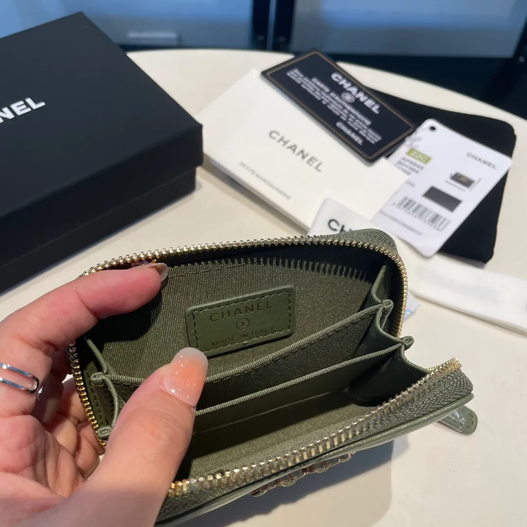 💰300😊 Upgraded version💋🆕 Ohanel new color🆕The latest zipper card holder, the texture of goatskin is invincible 😼The 19 series mainly promoted this season is the big rhombus, with a strong retro style👝Is there anyone who wants to buy each color🧸 The logo is eye-catching and unique, the goatskin has a light luster, and the temperament instantly ups and downs❣The fashionable style and style are also jointly created by Karl and Viard. The first series launched by the new artistic director will be a key recommendation of the brand from this year to next year, conveying the essence of the brand, with a full set of packaging 0945🍃size: 11.5*8cm