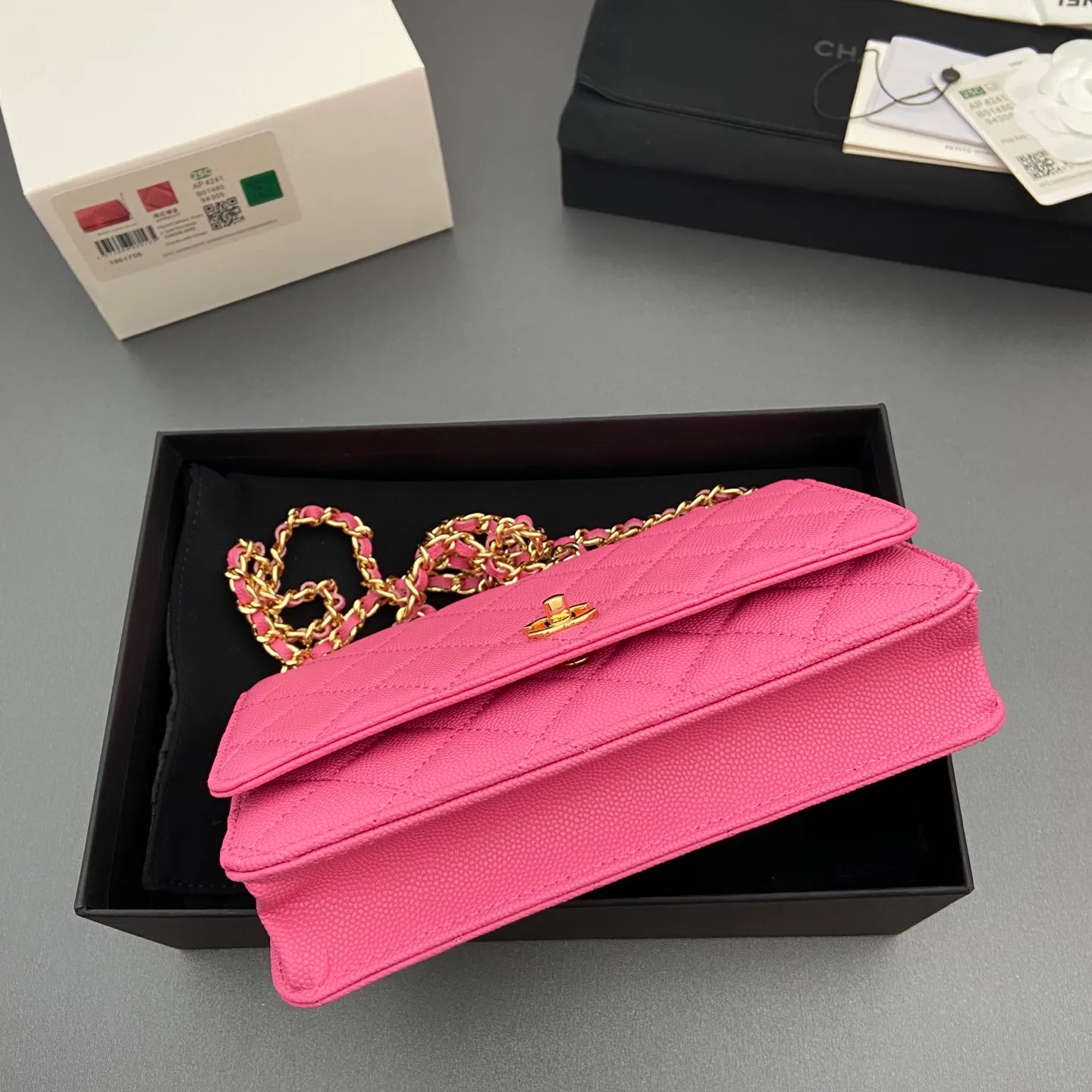 Xiaoxiang imported Italian caviar calfskin [upgraded version] Item number: A4241 Price: 700 Size: w20×h13×d3.5cm Color: Rose fine ball pattern gold steel mark