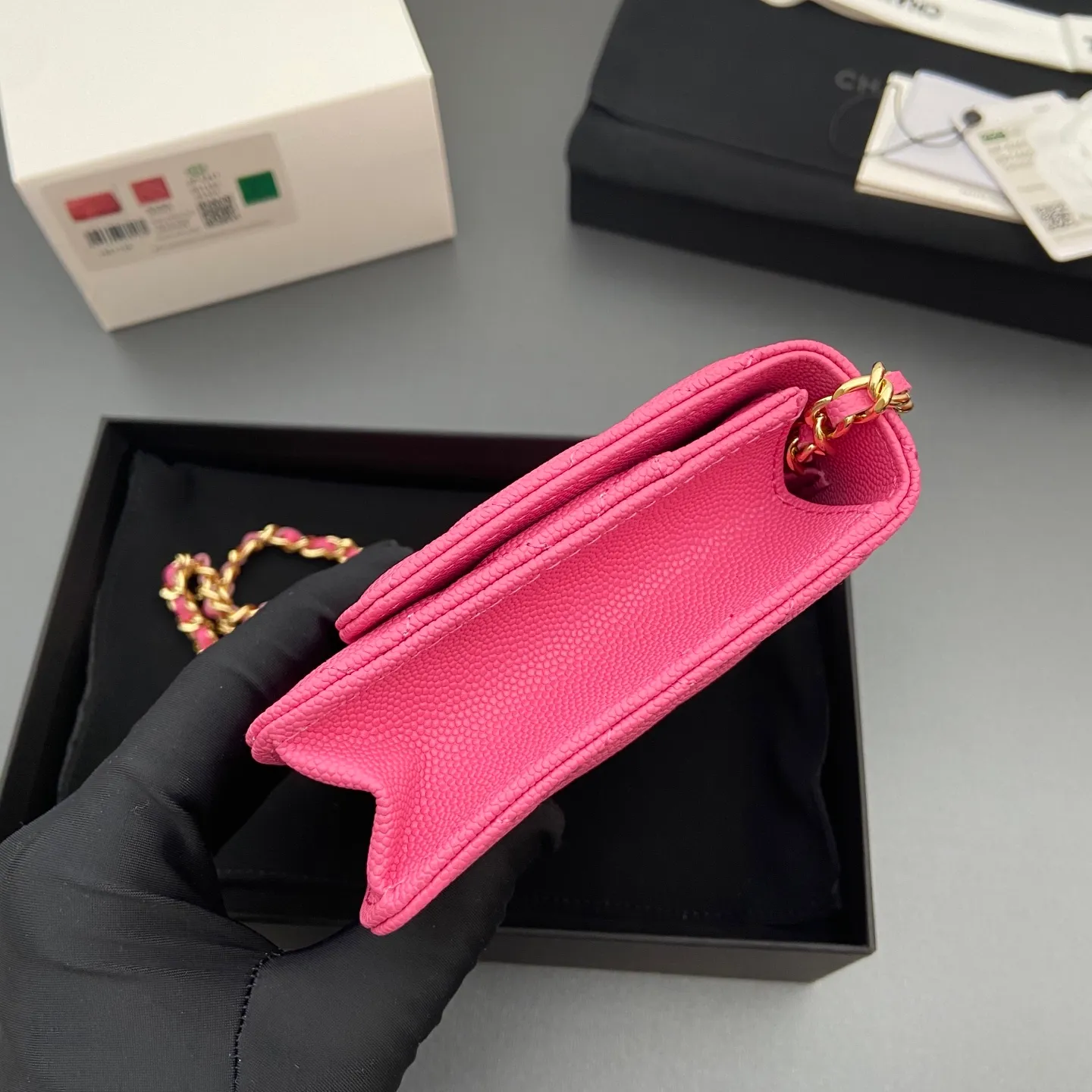 Xiaoxiang imported Italian caviar calfskin [upgraded version] Item number: A4241 Price: 700 Size: w20×h13×d3.5cm Color: Rose fine ball pattern gold steel mark
