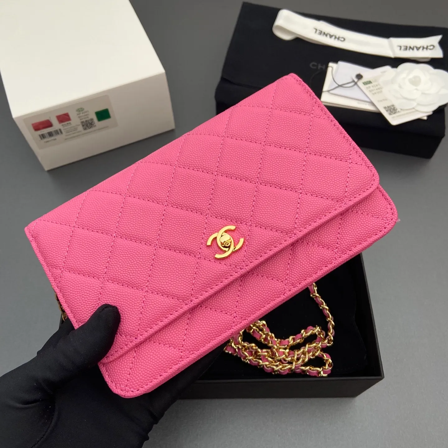 Xiaoxiang imported Italian caviar calfskin [upgraded version] Item number: A4241 Price: 700 Size: w20×h13×d3.5cm Color: Rose fine ball pattern gold steel mark