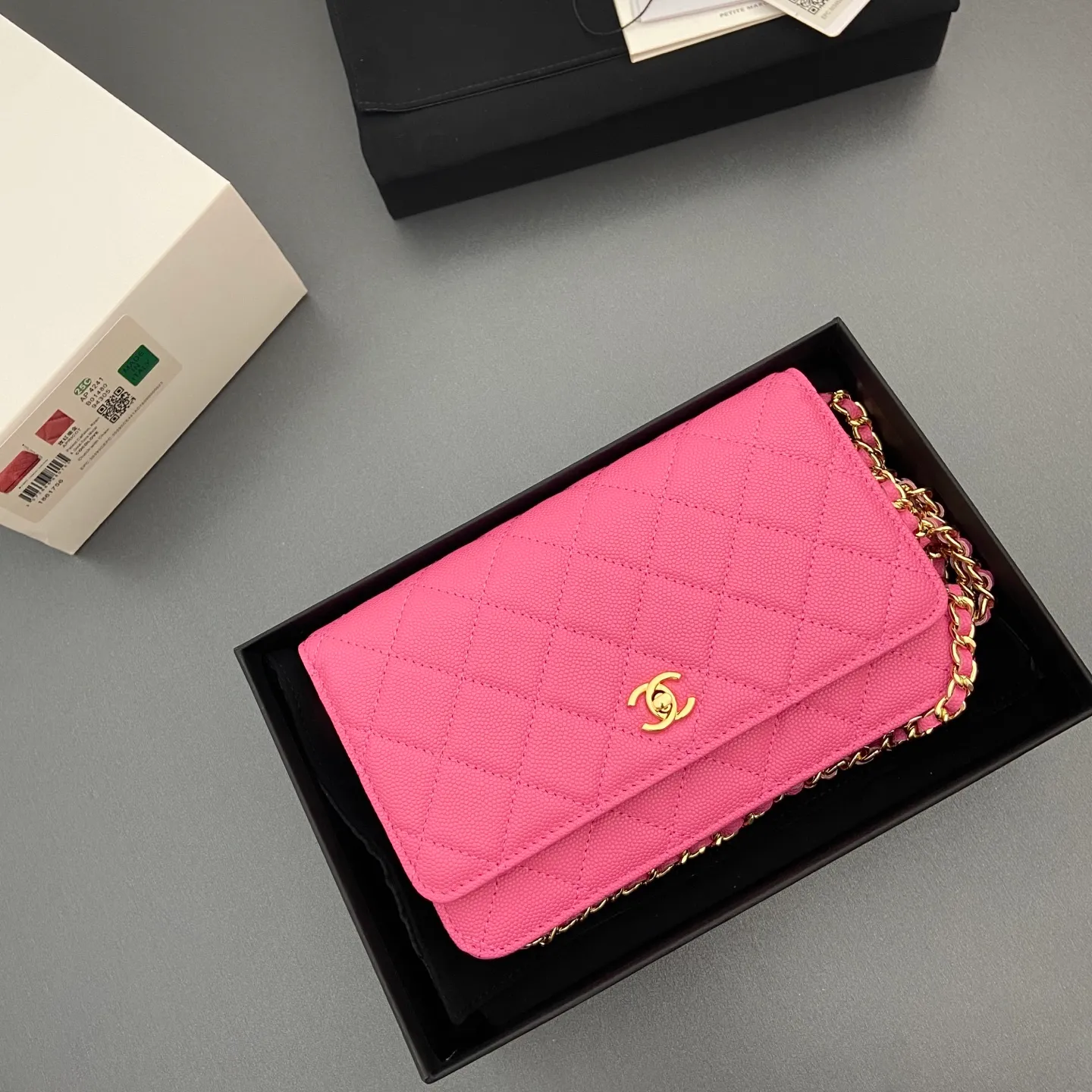 Xiaoxiang imported Italian caviar calfskin [upgraded version] Item number: A4241 Price: 700 Size: w20×h13×d3.5cm Color: Rose fine ball pattern gold steel mark