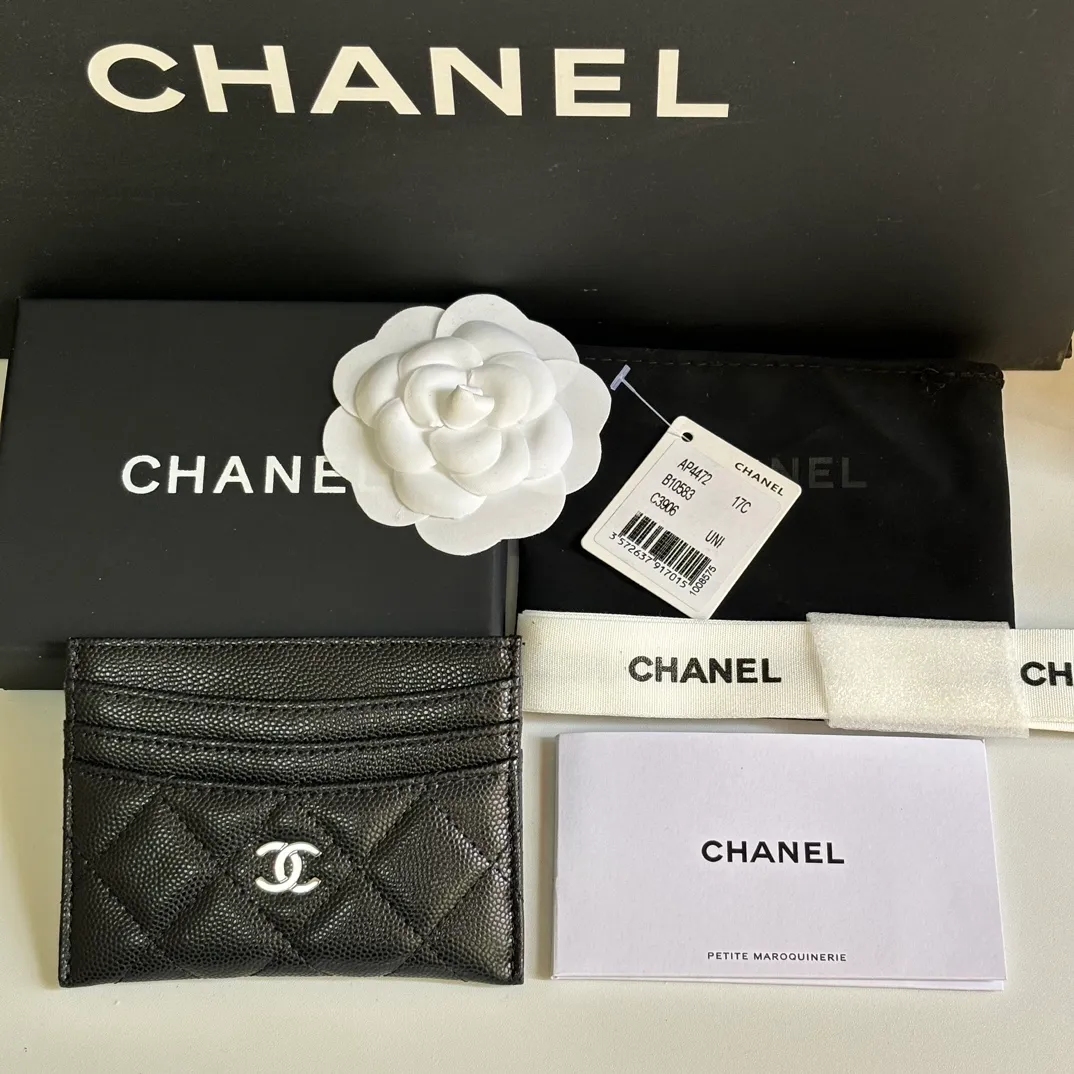 💰240 new product CH@NEL card holder has arrived💦This card holder adds a few more card slots based on the old model, making it more practical. It has original quality and beautiful details. Model No. AP8944, size 11*8*1cm.