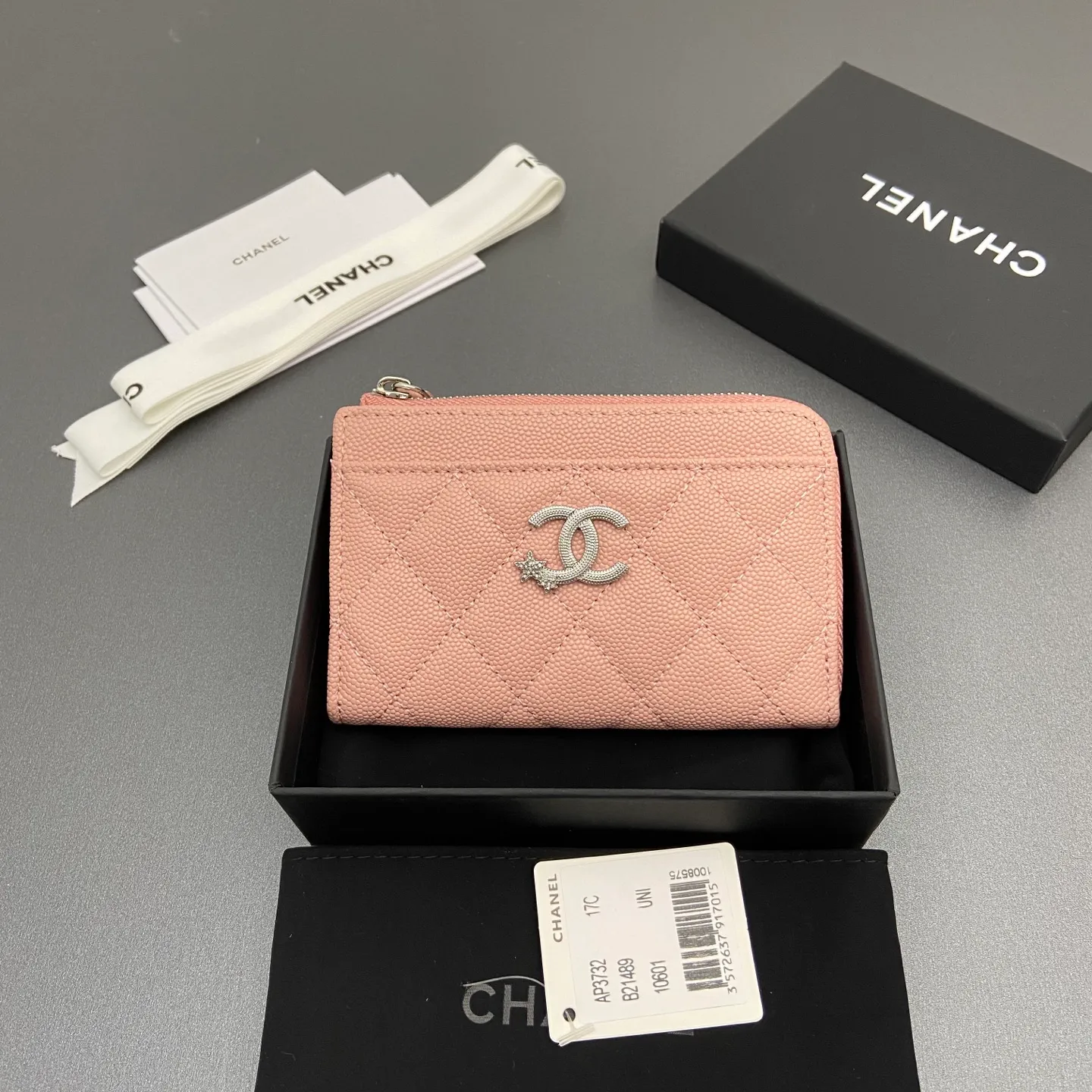 25b new series caviar cowhide with stars ⭐logo shiny blingblibg~zipper bag card holder series 6 card slots, 1 zipper bag Item number: A 3732 Price: 360 Size: w13×h8.5×d2cm Color: pink fine ball pattern silver star hardware