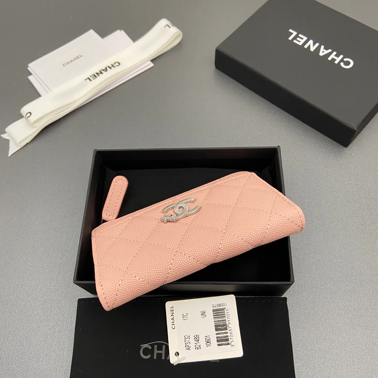 25b new series caviar cowhide with stars ⭐logo shiny blingblibg~zipper bag card holder series 6 card slots, 1 zipper bag Item number: A 3732 Price: 360 Size: w13×h8.5×d2cm Color: pink fine ball pattern silver star hardware