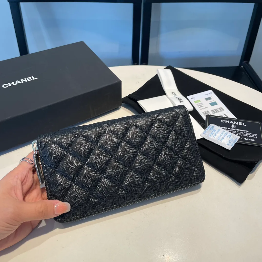 💰560😊 Upgraded version💋🆕In stock In stock Ohanel 22 spring and summer series fine ball pattern cowhide long zipper wallet with rhinestone buckle I cried so beautifully 😭 New art double c diamond buckle through leather The rhinestone buckle attracted me, and the diamonds are really good-looking, so I bought it! Comes with complete packaging 2709🍃size: 19*10cm
