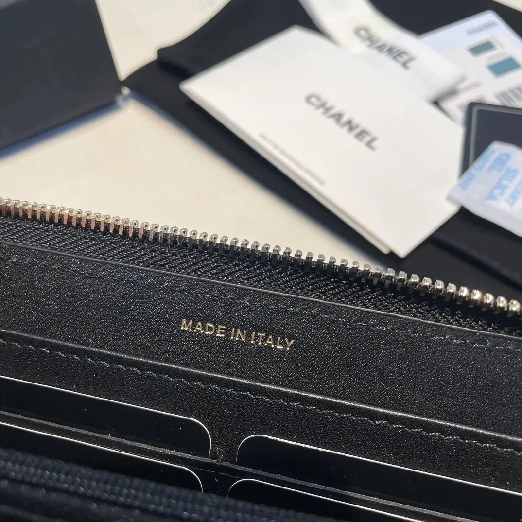 💰560😊 Upgraded version💋🆕In stock In stock Ohanel 22 spring and summer series fine ball pattern cowhide long zipper wallet with rhinestone buckle I cried so beautifully 😭 New art double c diamond buckle through leather The rhinestone buckle attracted me, and the diamonds are really good-looking, so I bought it! Comes with complete packaging 2709🍃size: 19*10cm