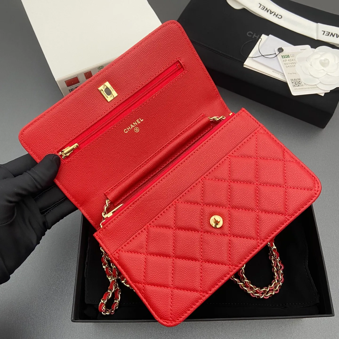 Xiaoxiang imported Italian caviar calfskin [upgraded version] Item number: A4241 Price: 700 Size: w20×h13×d3.5cm Color: Big red fine ball pattern golden steel mark