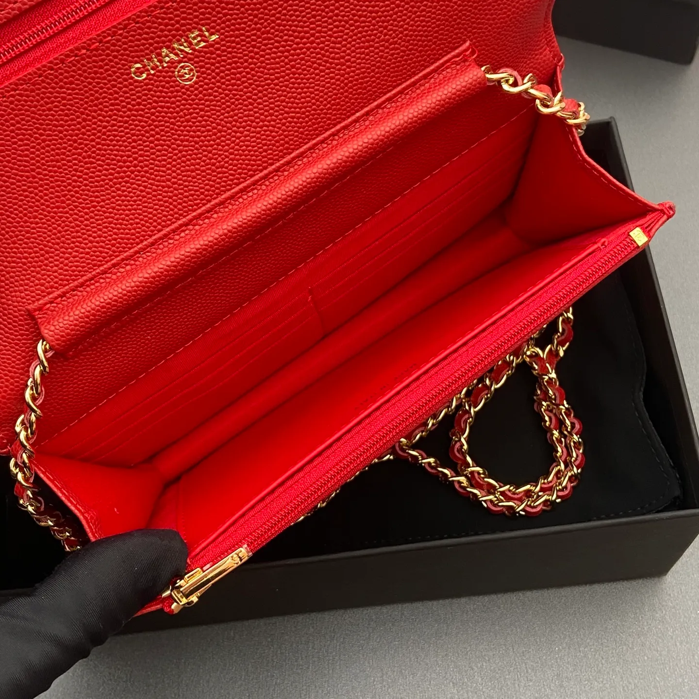 Xiaoxiang imported Italian caviar calfskin [upgraded version] Item number: A4241 Price: 700 Size: w20×h13×d3.5cm Color: Big red fine ball pattern golden steel mark