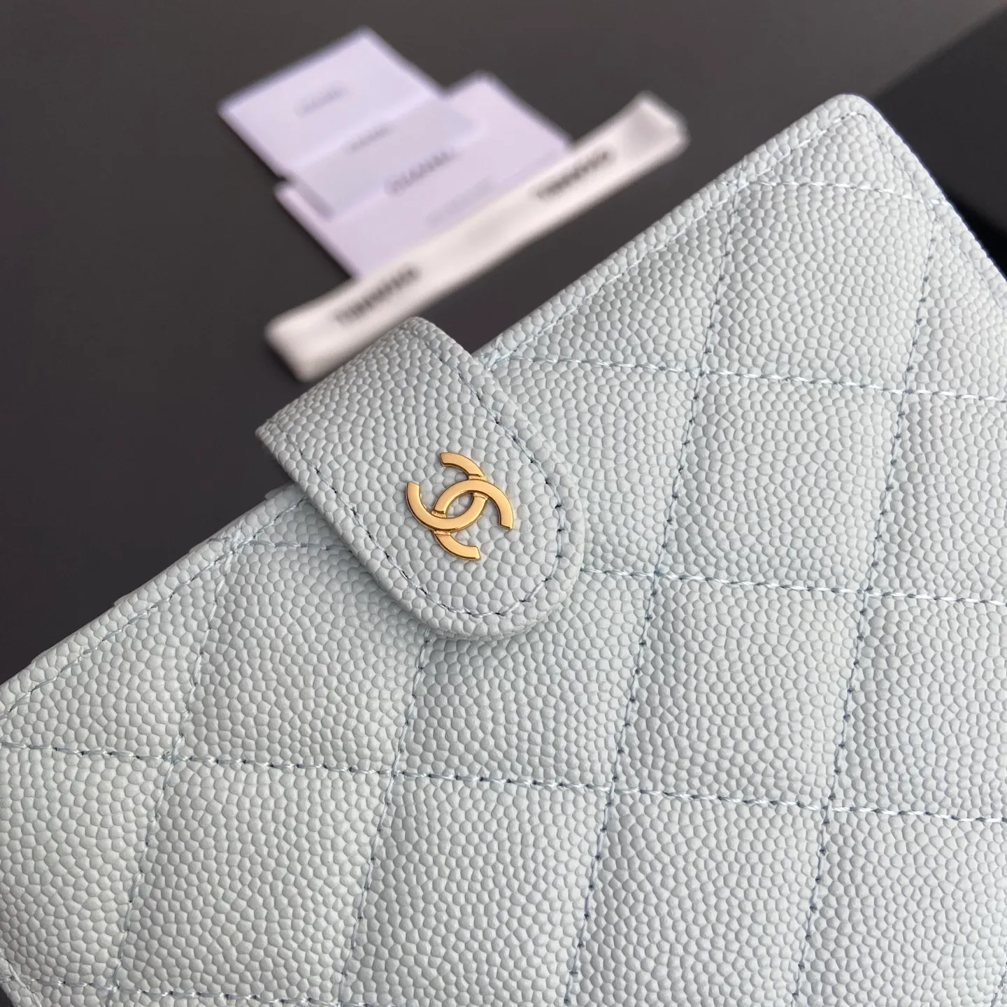 [Premium Hardware Original Leather] ¥440 Xiaoxiang Passport Holder Series Quilted with iconic metal logo Gold tone metal hardware, special Italian imported leather 4 card slots, 1 small zipper pocket. 1 banknote compartment, 1 passport holder card slot No.: 96066 Light blue fine ball gold Size: w10×h14×d2cm