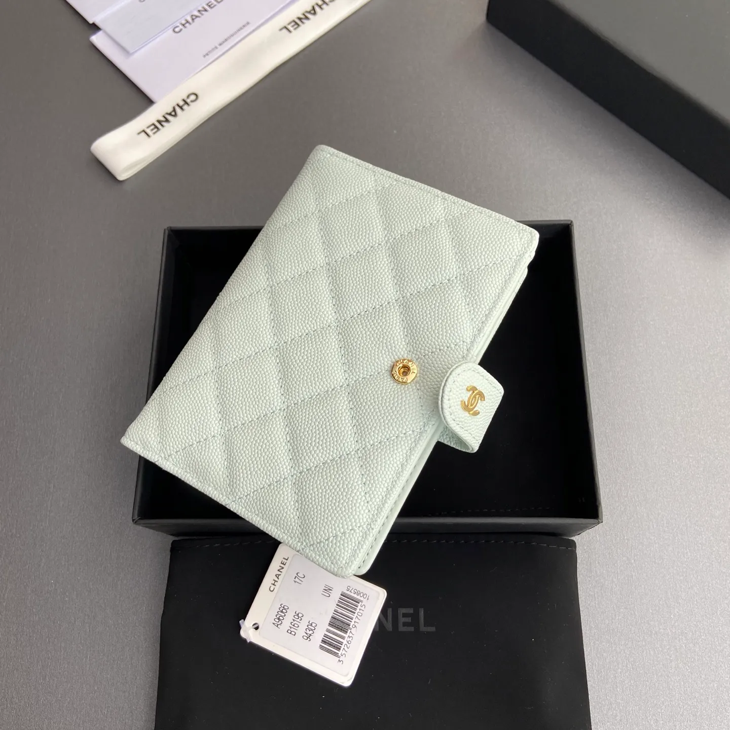 [Premium Hardware Original Leather] ¥440 Xiaoxiang Passport Holder Series Quilted with iconic metal logo Gold tone metal hardware, special Italian imported leather 4 card slots, 1 small zipper pocket. 1 banknote compartment, 1 passport holder card slot No.: 96066 Light blue fine ball gold Size: w10×h14×d2cm