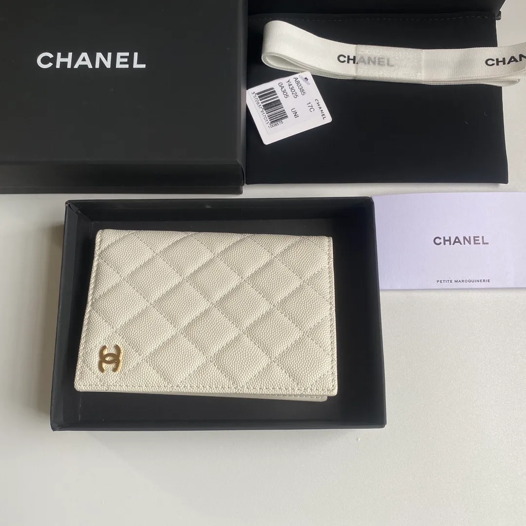 280💰 CHANEL Classic Passport Holder❤️Good news for friends who are traveling! This passport holder is made of imported first-layer grain embossed cowhide, with a burgundy first-layer trim finish on the inside! 4⃣️Card slots...very convenient and practical. Model No. 80385. Size 14.5×10.5×2cm