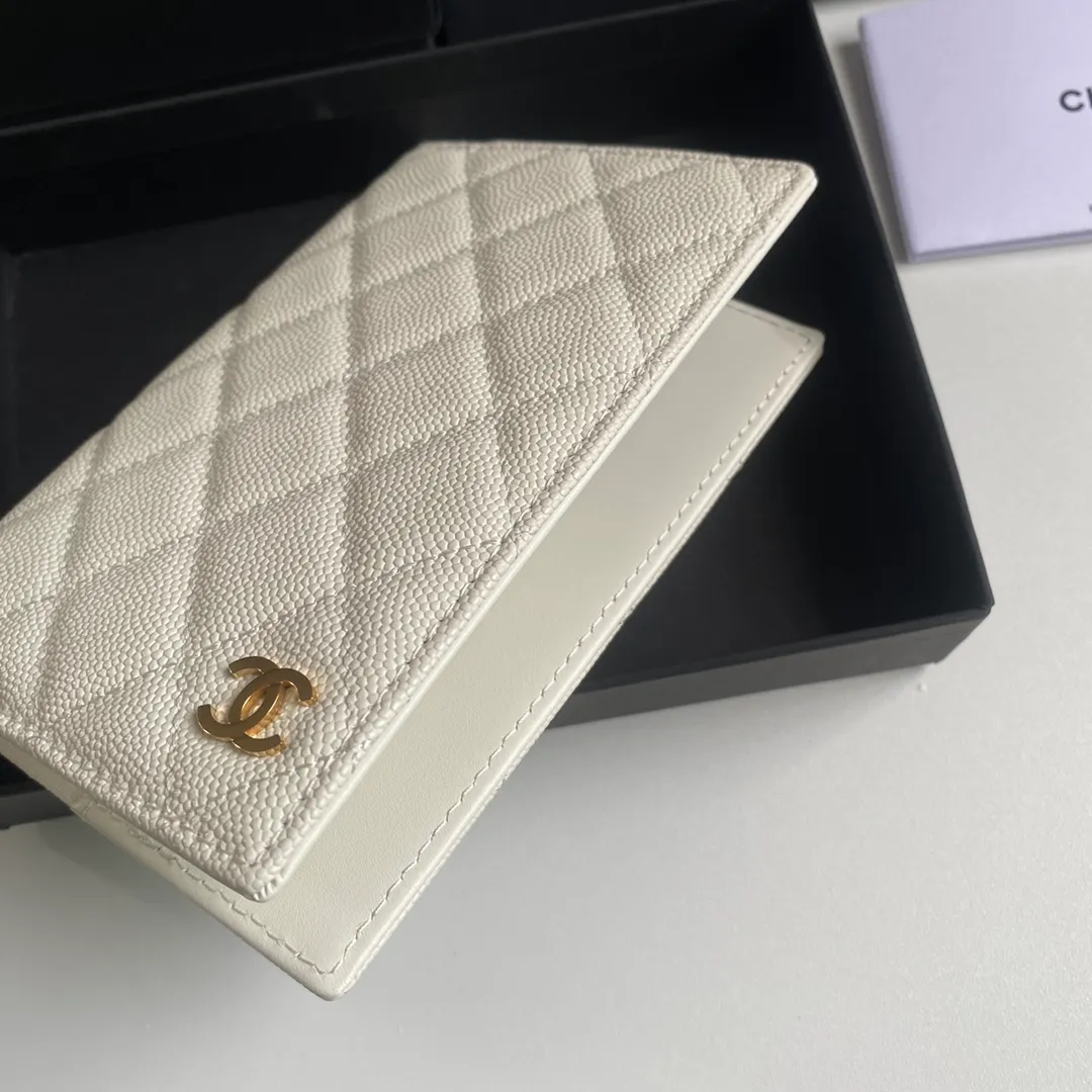 280💰 CHANEL Classic Passport Holder❤️Good news for friends who are traveling! This passport holder is made of imported first-layer grain embossed cowhide, with a burgundy first-layer trim finish on the inside! 4⃣️Card slots...very convenient and practical. Model No. 80385. Size 14.5×10.5×2cm