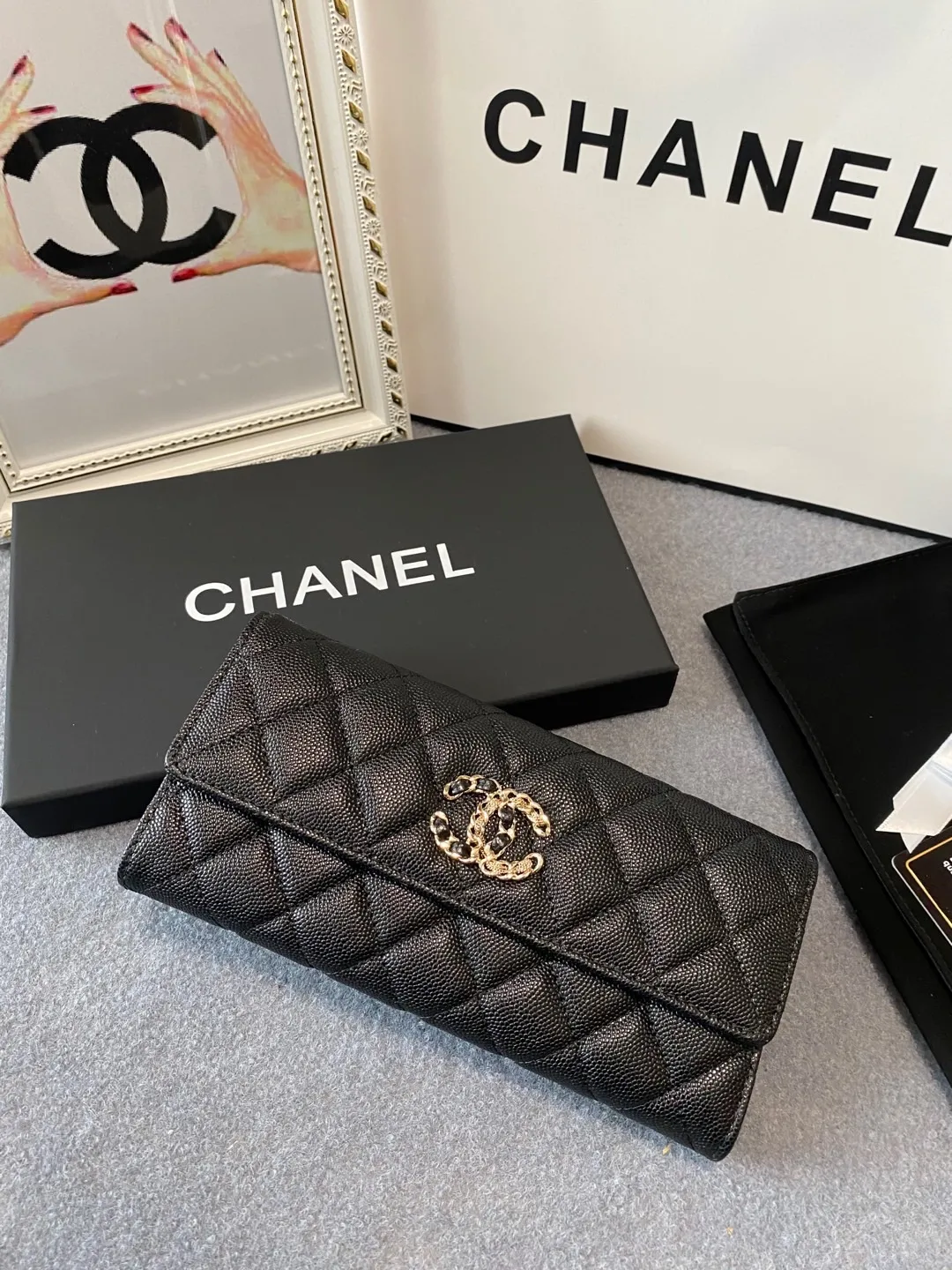 💰540😊Upgraded version💋2020 Autumn and Winter New Style🆕 The latest long snap buckle 20% off wallet 💞12 colors, made of lychee fine ball-grained cowhide, with a larger logo than the previous classic model, with half leather and half gold chain design, exquisite and special 😉 This season’s main series, everyone wants to buy every color 🧸The logo is eye-catching, unique and western, and the temperament is instantly upupu p❣Fashionable style and style are also co-created by Karl and Viard. The first series launched by the new art director will be a key recommendation of the brand from this year to next year, conveying the essence of the brand 1895🍃size: 19*10.5cm