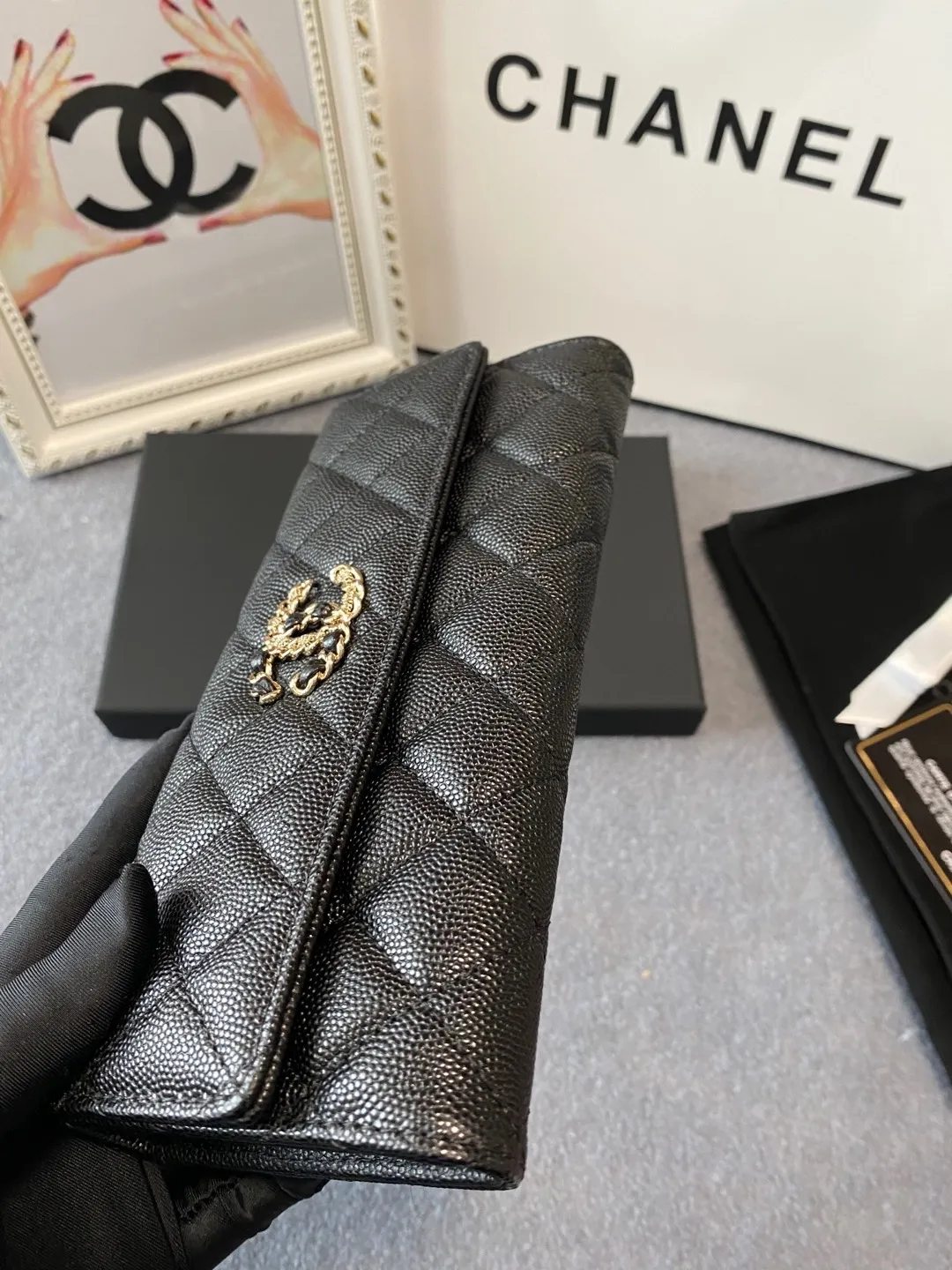 💰540😊Upgraded version💋2020 Autumn and Winter New Style🆕 The latest long snap buckle 20% off wallet 💞12 colors, made of lychee fine ball-grained cowhide, with a larger logo than the previous classic model, with half leather and half gold chain design, exquisite and special 😉 This season’s main series, everyone wants to buy every color 🧸The logo is eye-catching, unique and western, and the temperament is instantly upupu p❣Fashionable style and style are also co-created by Karl and Viard. The first series launched by the new art director will be a key recommendation of the brand from this year to next year, conveying the essence of the brand 1895🍃size: 19*10.5cm