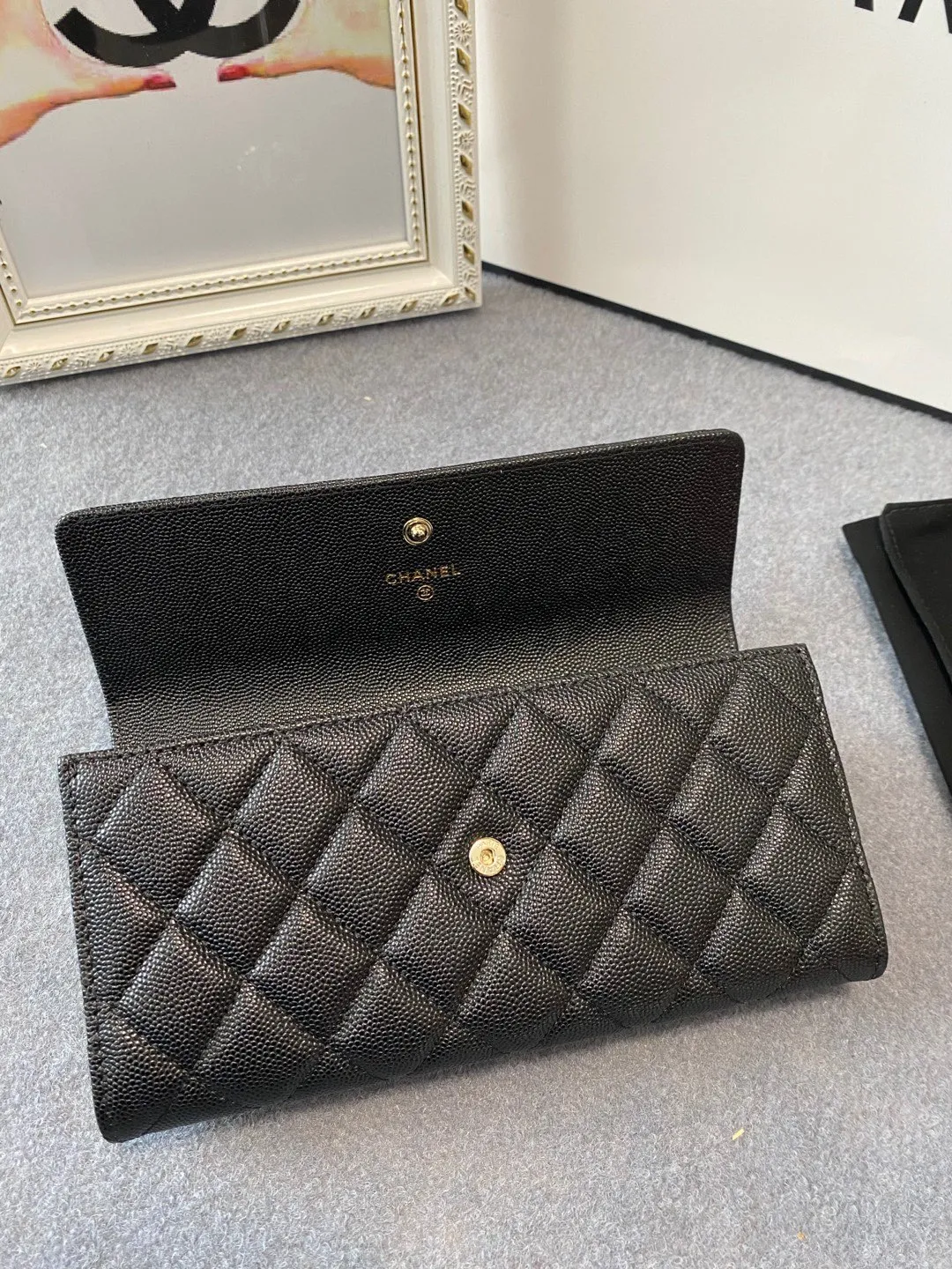 💰540😊Upgraded version💋2020 Autumn and Winter New Style🆕 The latest long snap buckle 20% off wallet 💞12 colors, made of lychee fine ball-grained cowhide, with a larger logo than the previous classic model, with half leather and half gold chain design, exquisite and special 😉 This season’s main series, everyone wants to buy every color 🧸The logo is eye-catching, unique and western, and the temperament is instantly upupu p❣Fashionable style and style are also co-created by Karl and Viard. The first series launched by the new art director will be a key recommendation of the brand from this year to next year, conveying the essence of the brand 1895🍃size: 19*10.5cm